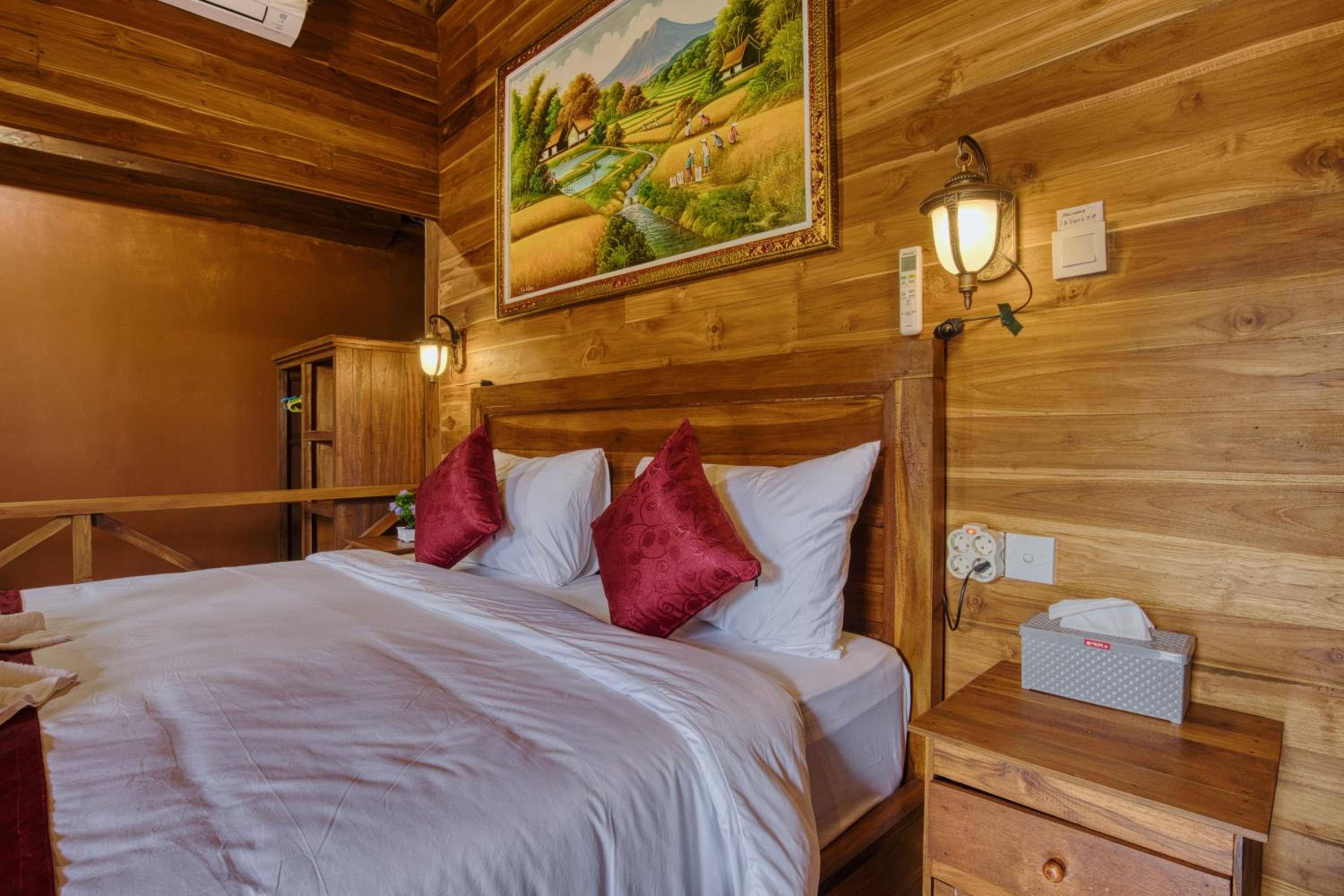 Deluxe Double Room with Balcony - Photo 14