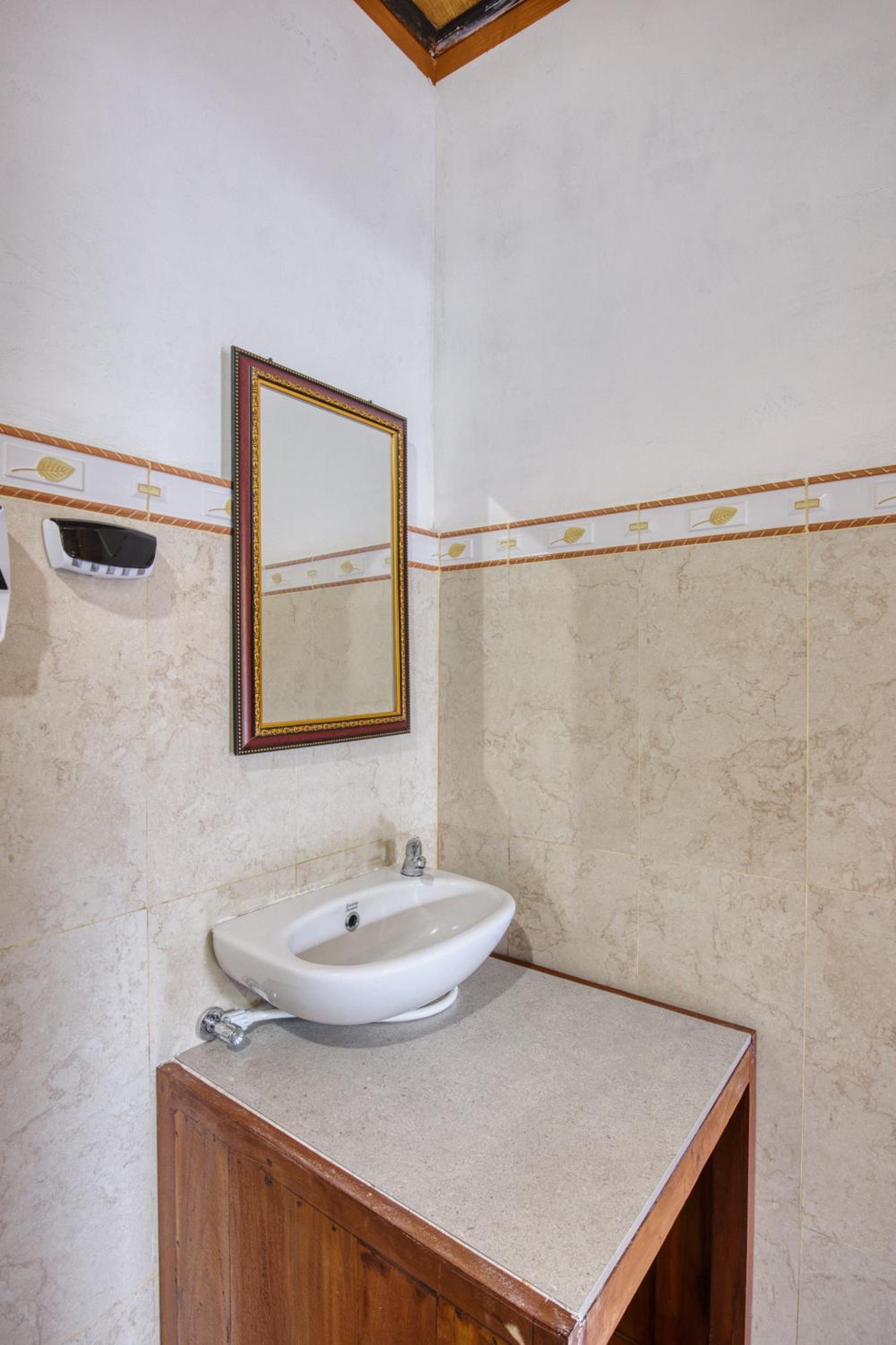 Deluxe Double Room with Balcony - Photo 12