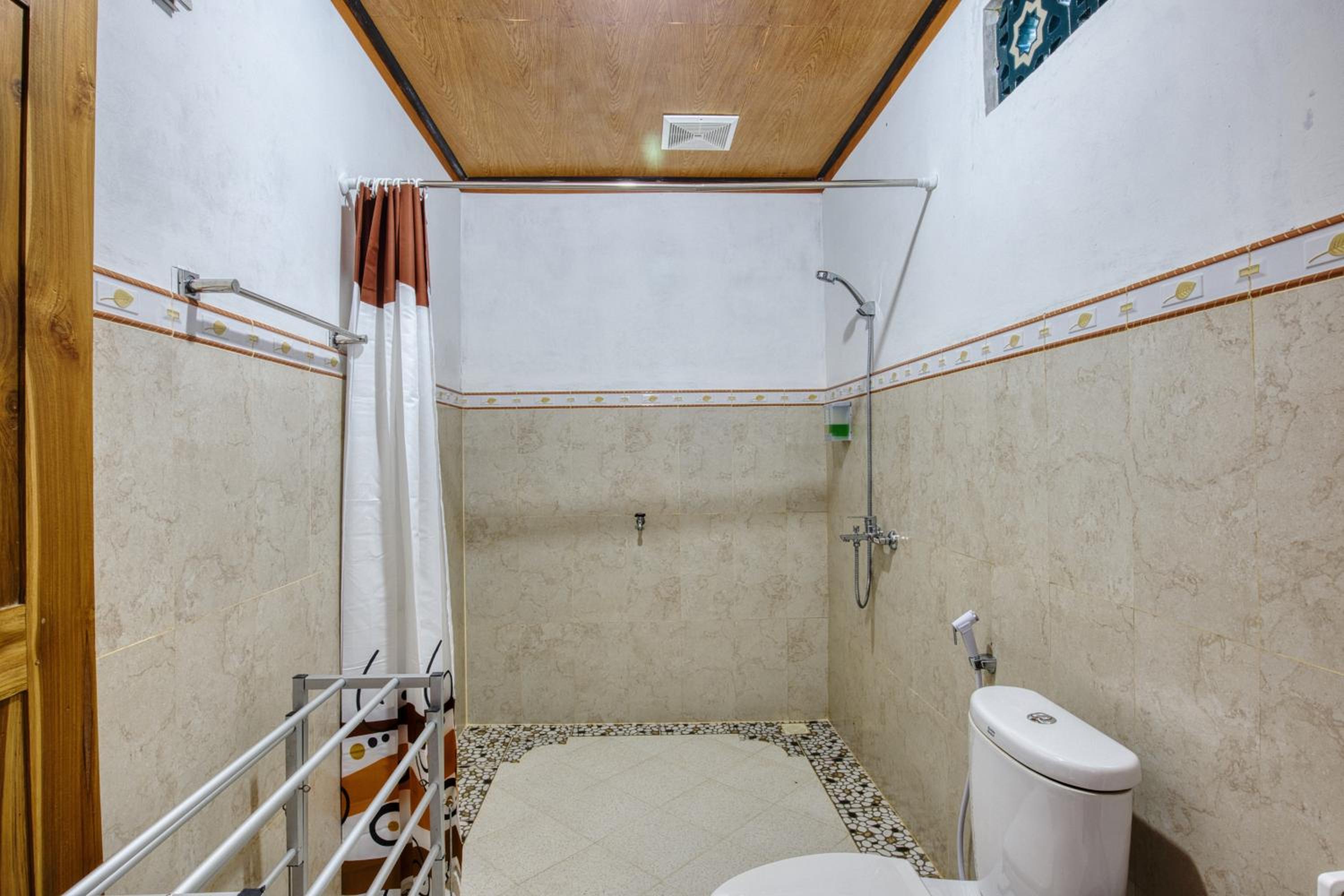 Deluxe Double Room with Balcony - Photo 18