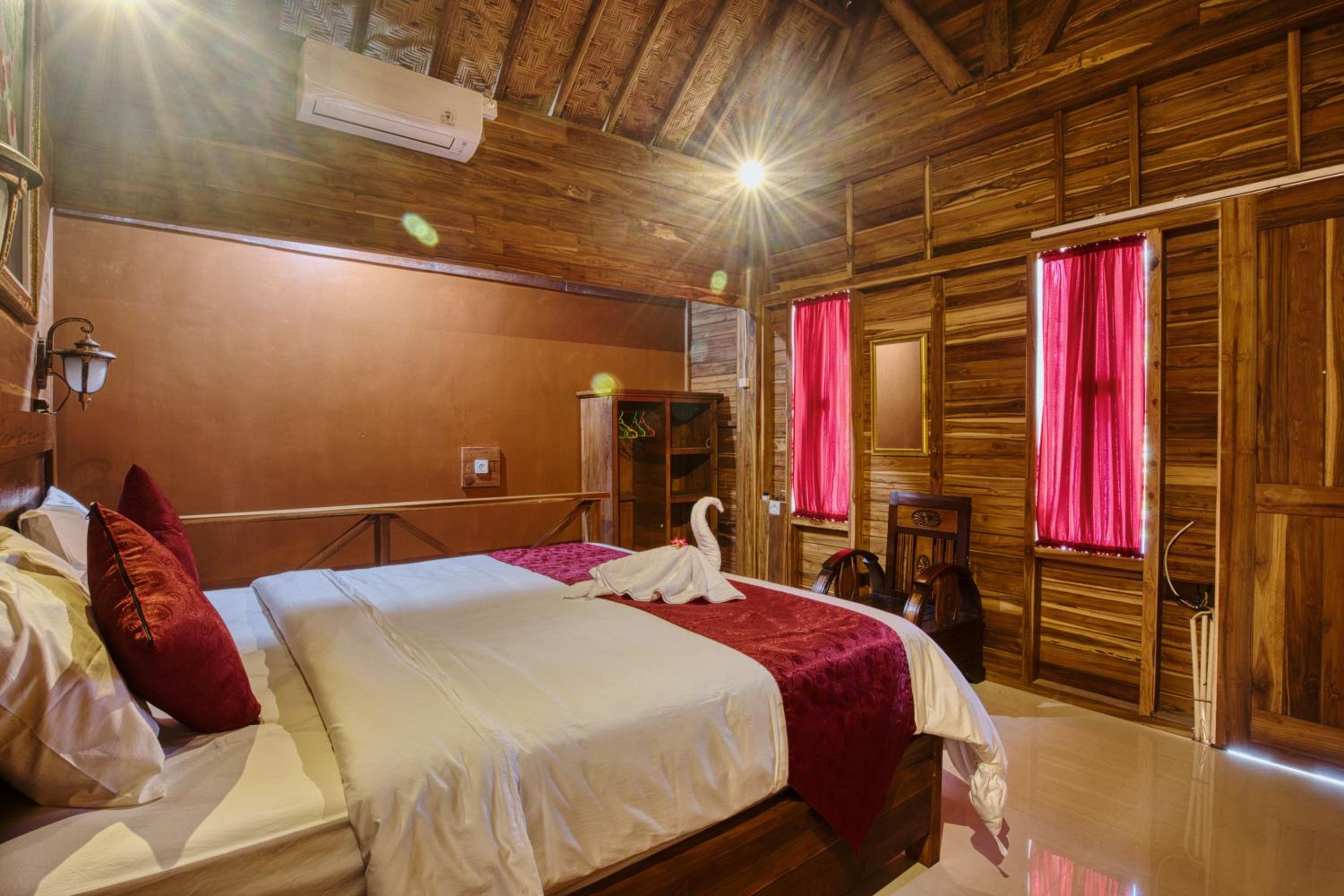 Deluxe Double Room with Balcony - Photo 4