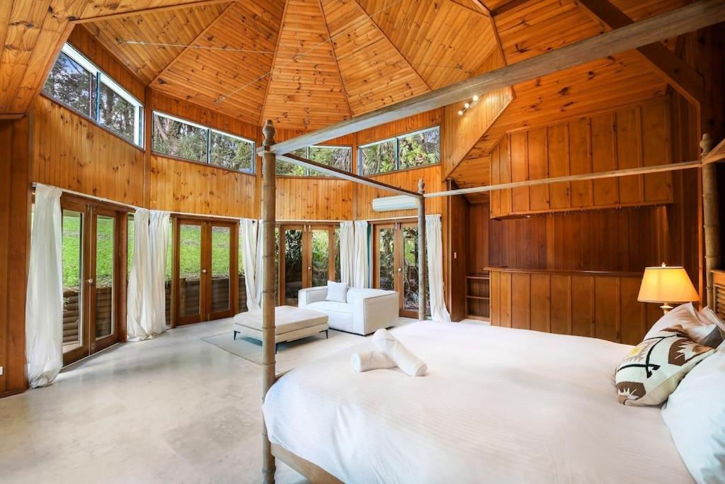 Eight-Bedroom House photo 1