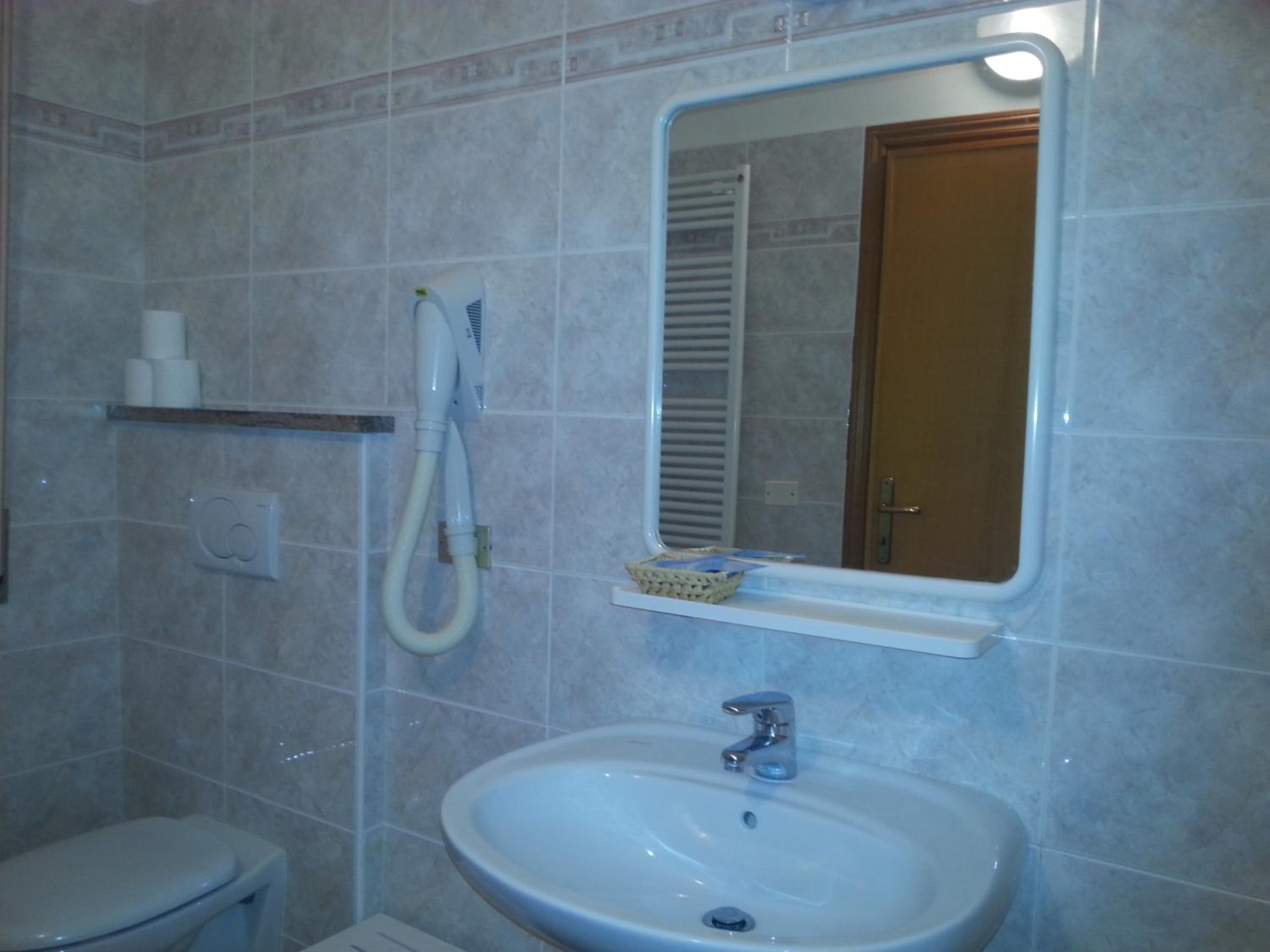 Quadruple Room with Balcony - Photo 32