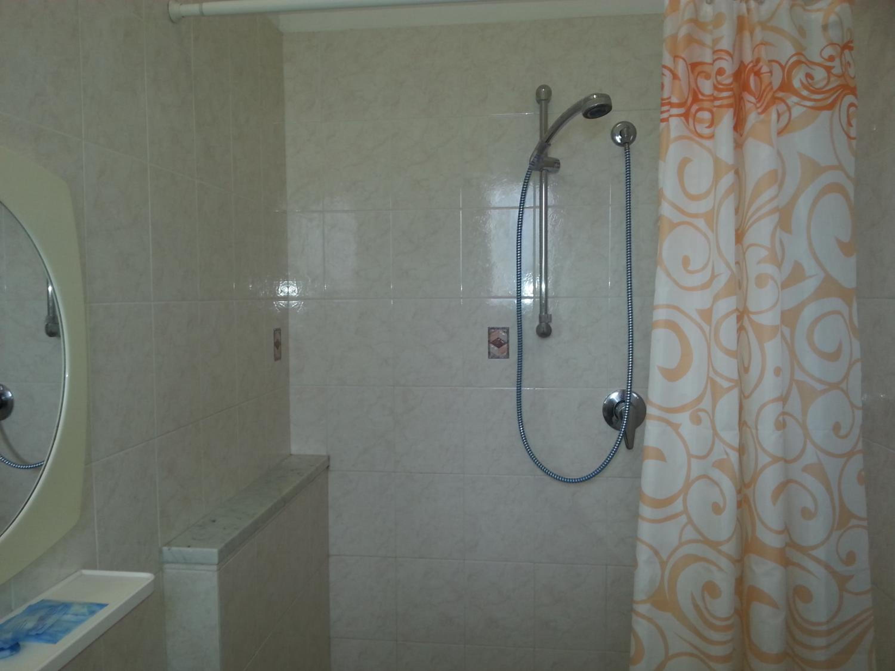 Quadruple Room with Balcony - Photo 31