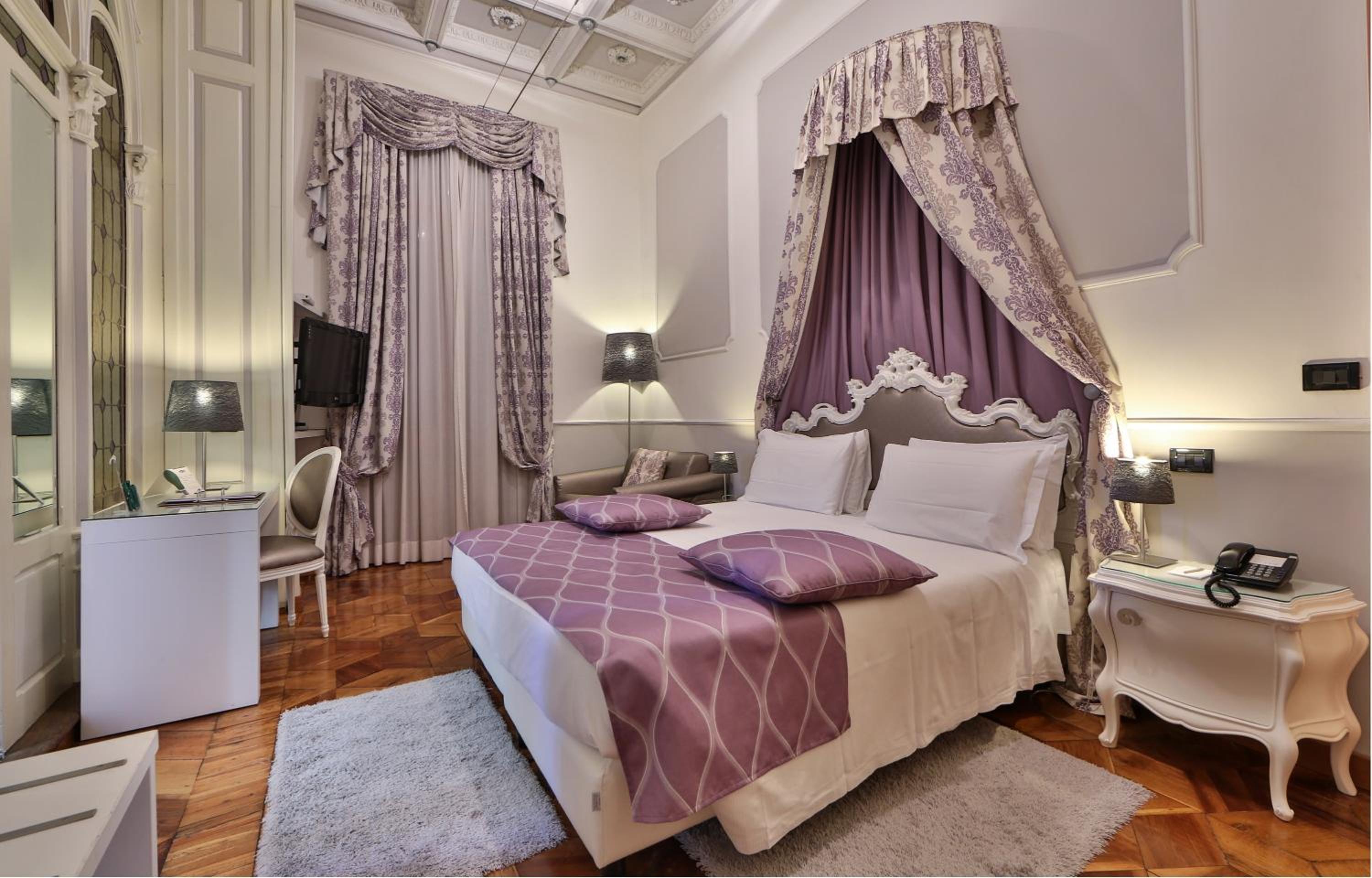 Deluxe Double Room - Photo 23
