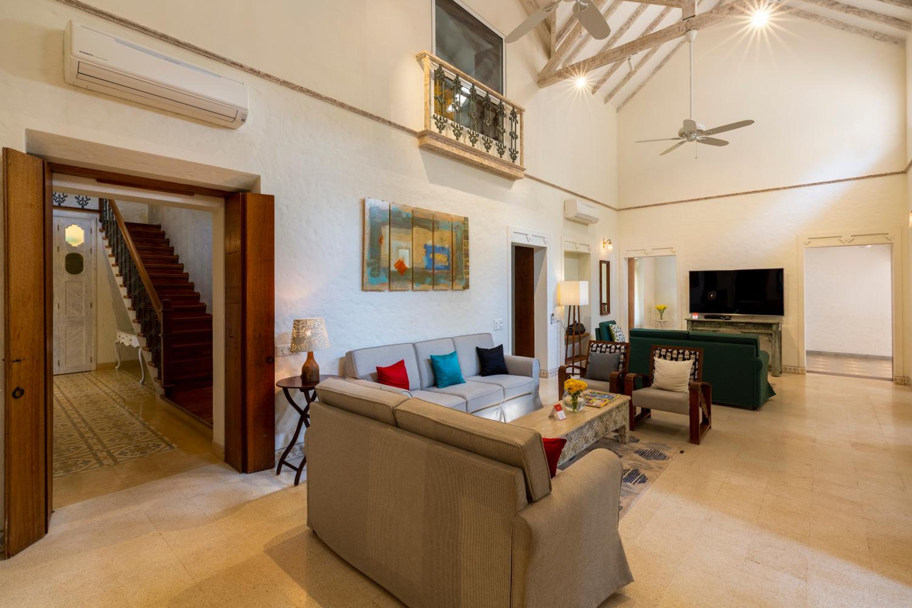 Villa - Photo 2