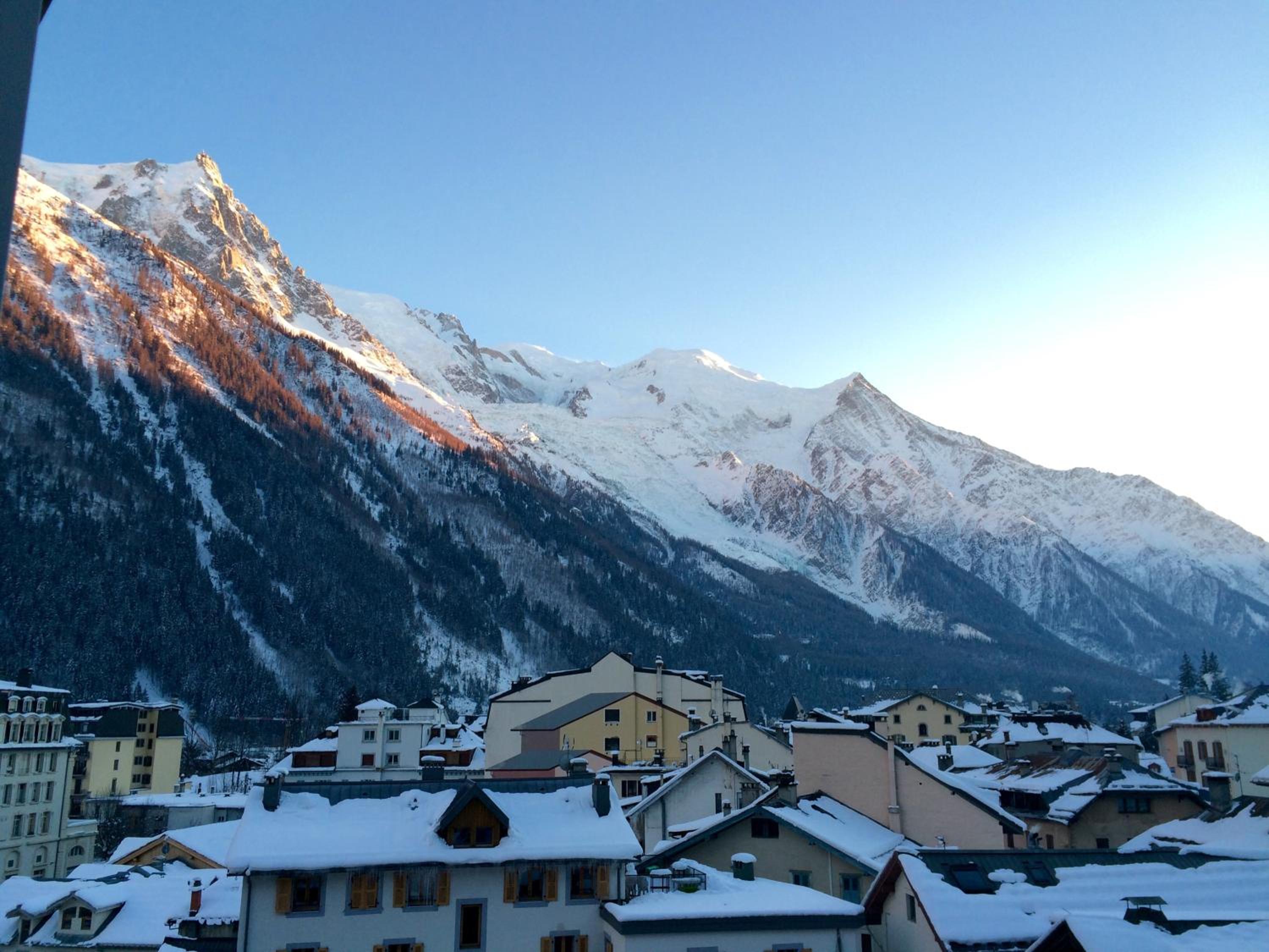 Superior Room with Balcony - Mont-Blanc Range view - Photo 3