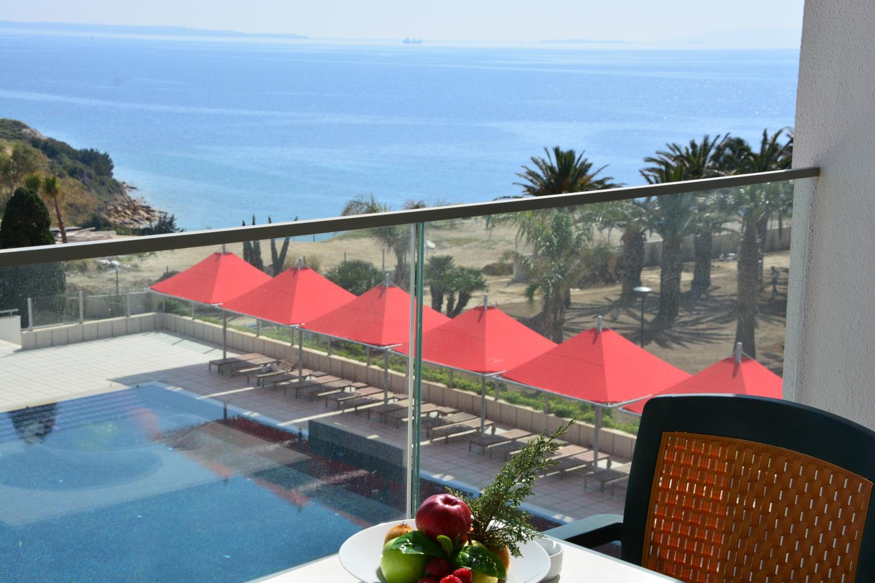 Standard Double or Twin Room with Sea View - Photo 10