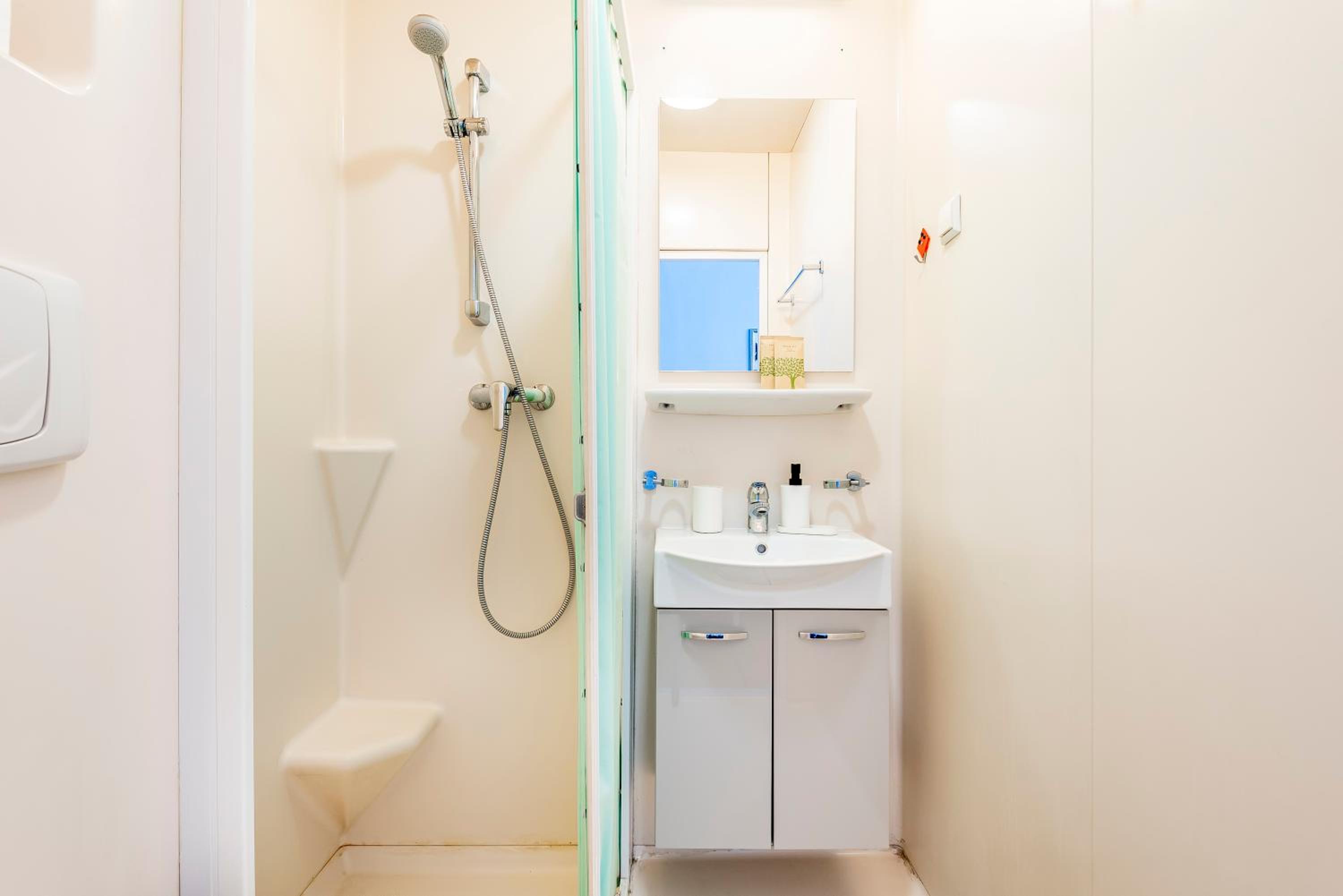 Quadruple Room with Private Bathroom photo 3