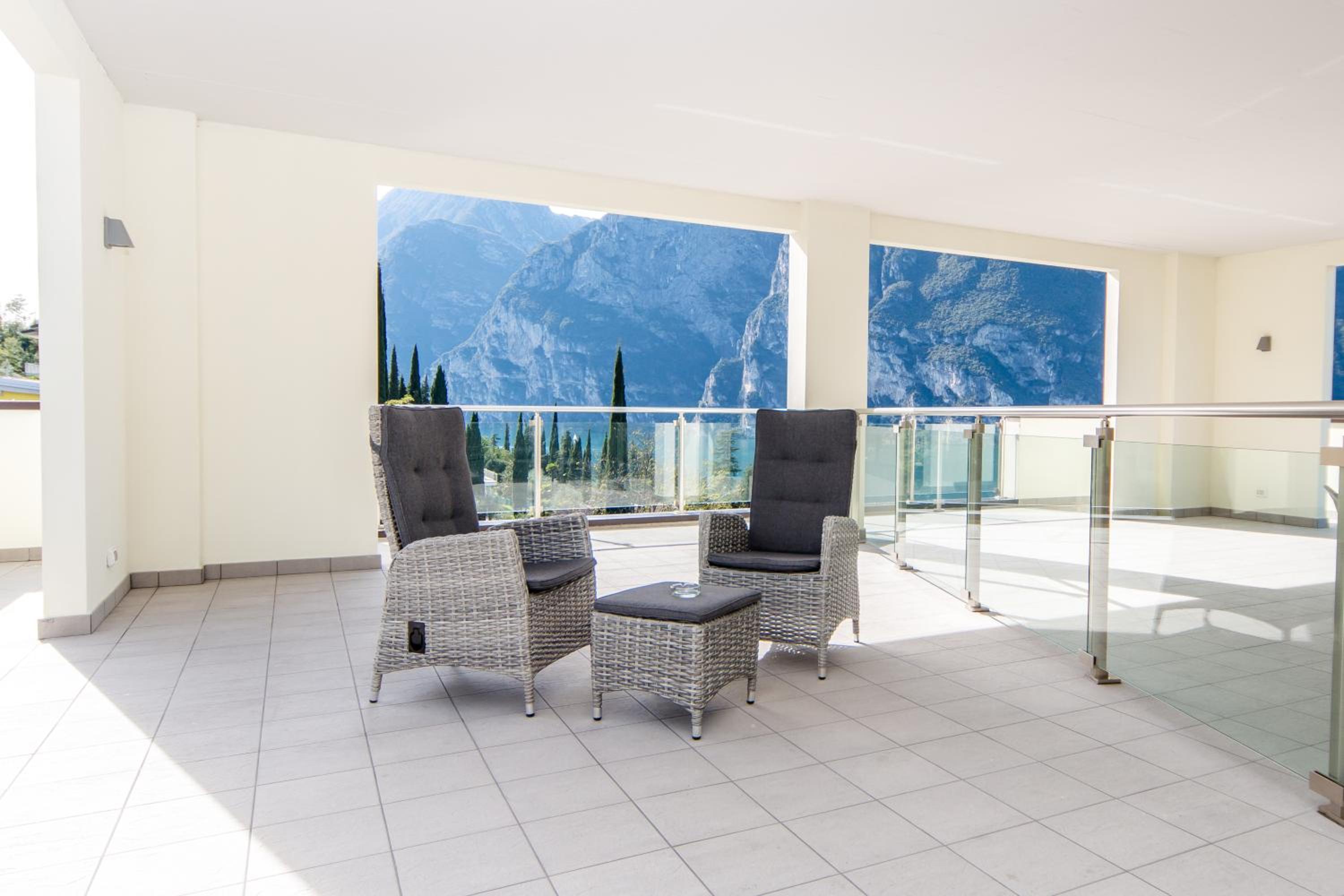 Deluxe King Room with Terrace and Lake View photo 2