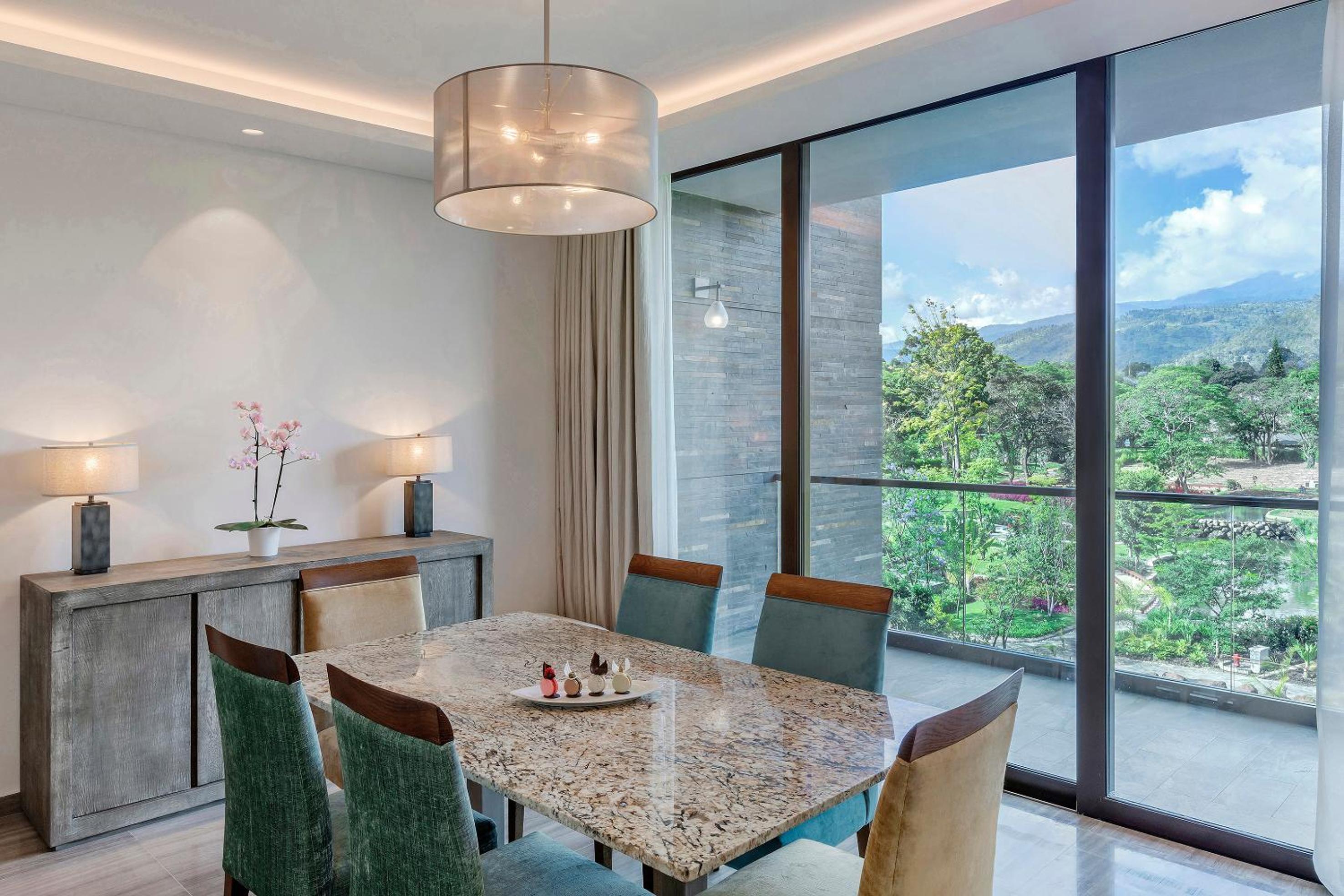 Red Level Presidential Suite (2 Adults + 2 Children)