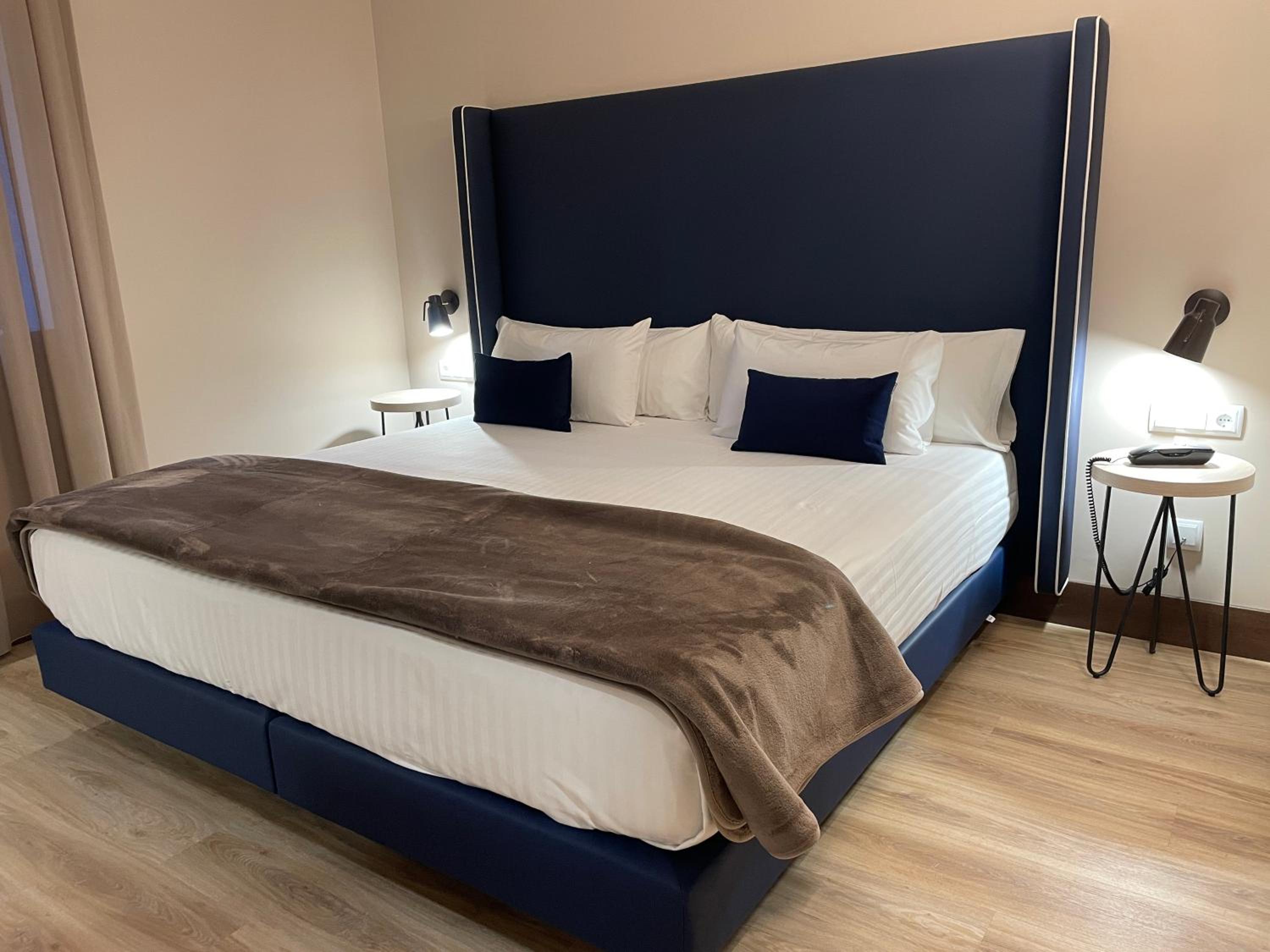 Habitación doble con cama extragrande - Photo 1