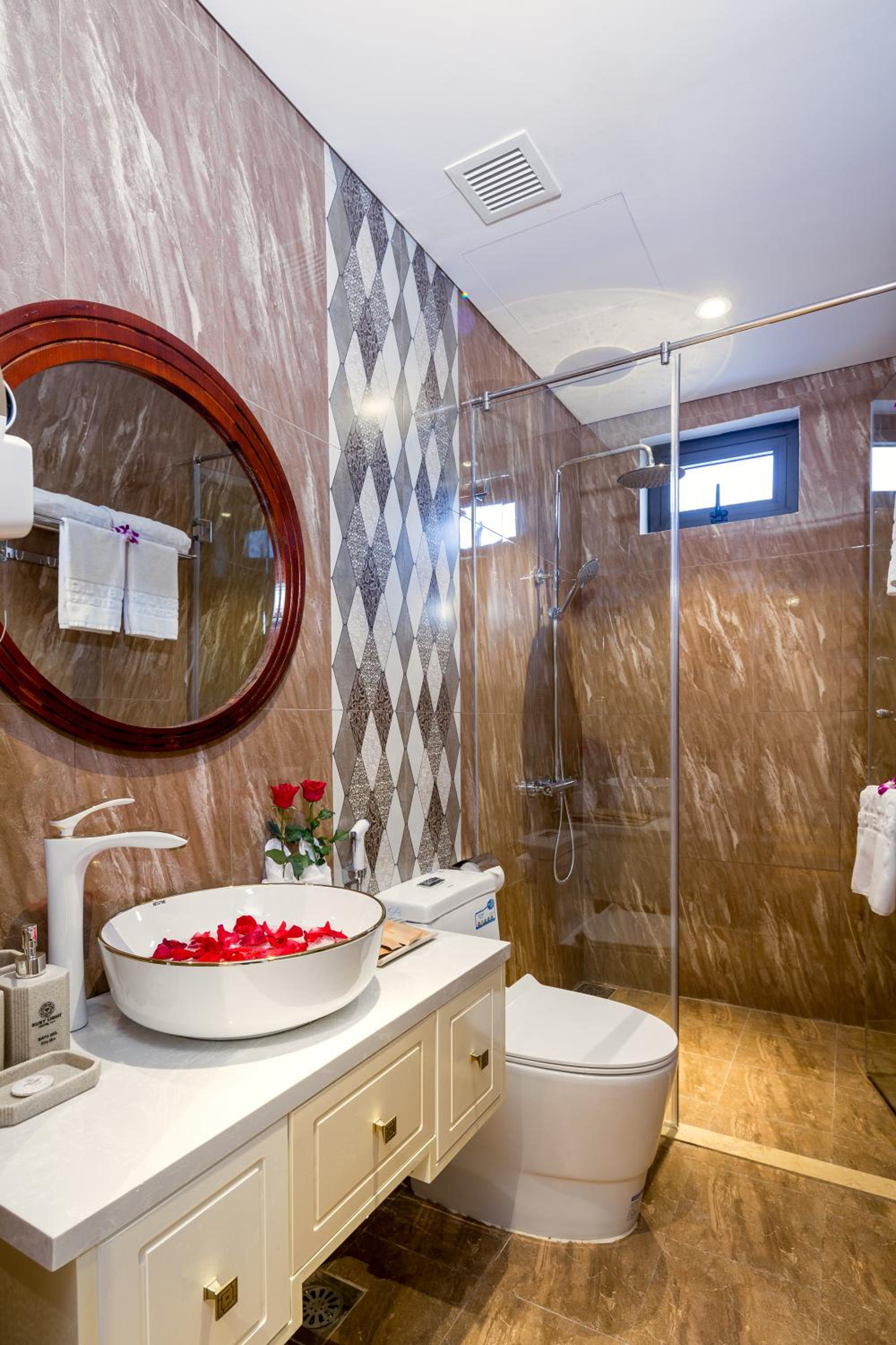 Deluxe King Suite - Photo 10