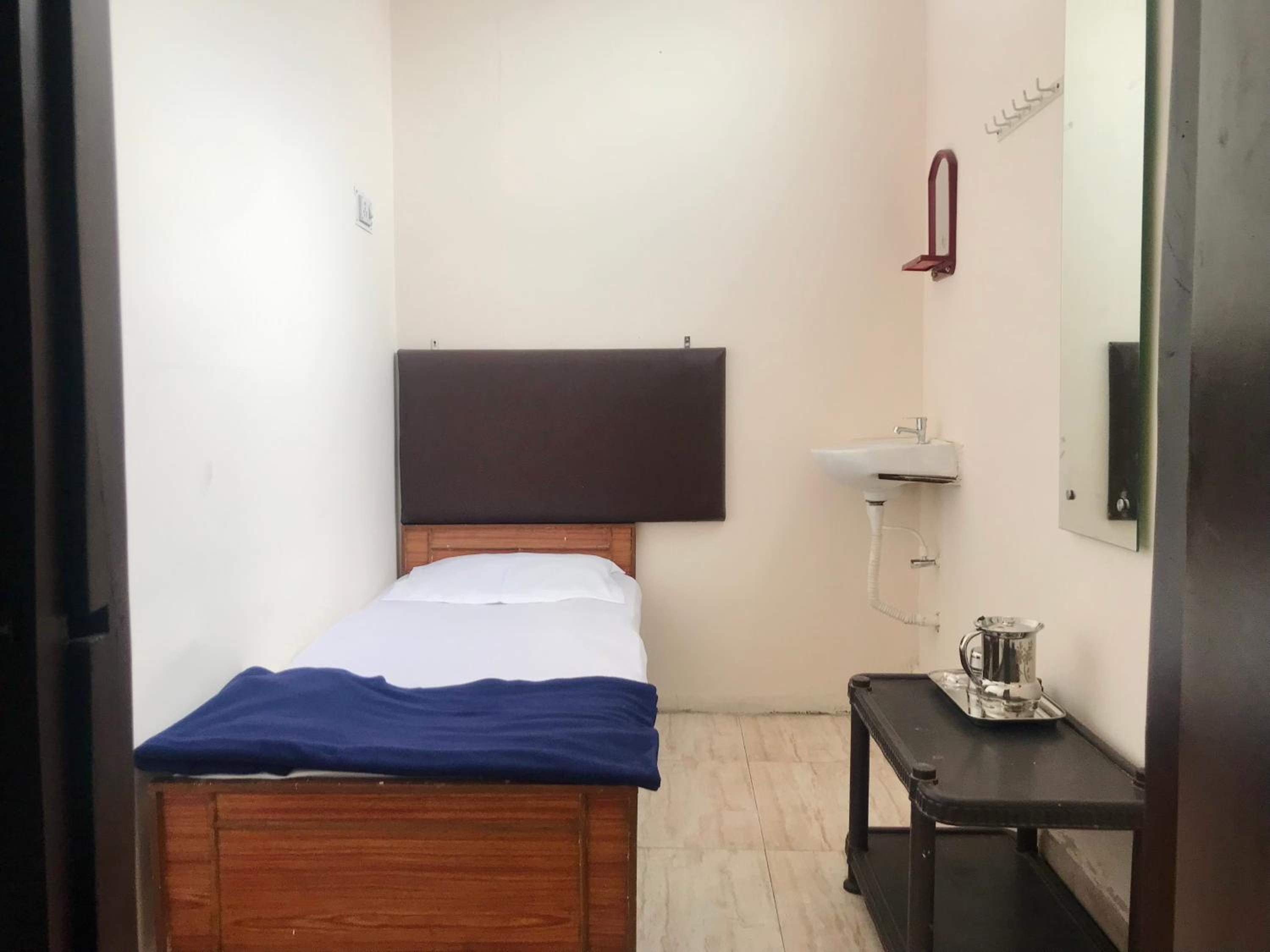 Single Room with Shared Bathroom