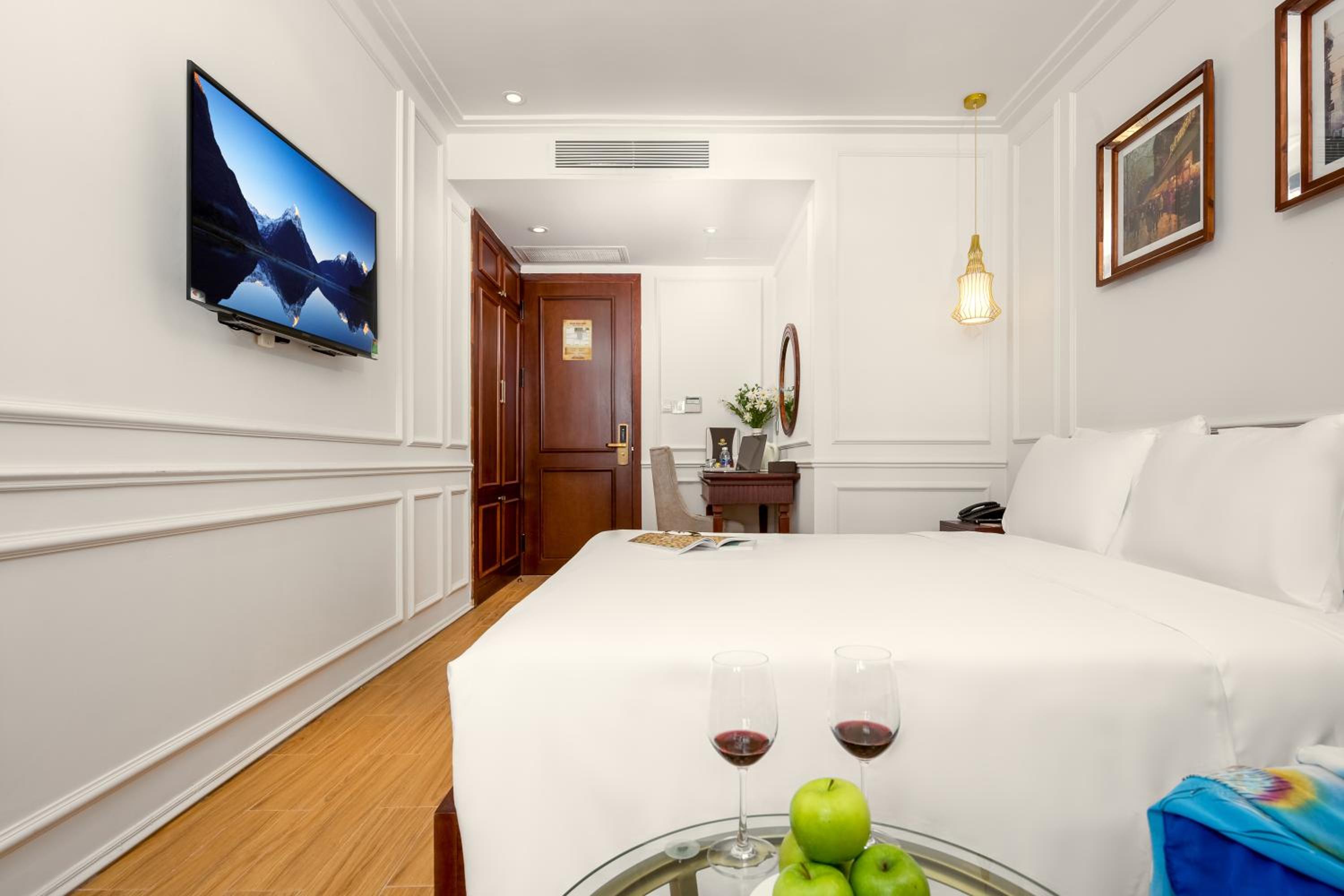 Deluxe Double Room with Side Sea View - Photo 4