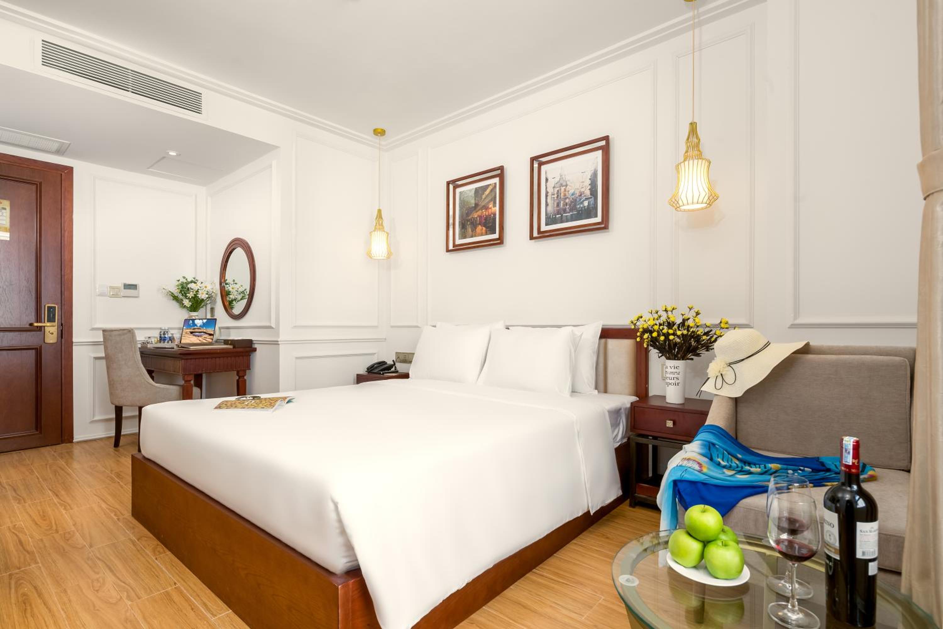 Deluxe Double Room with Side Sea View - Photo 1