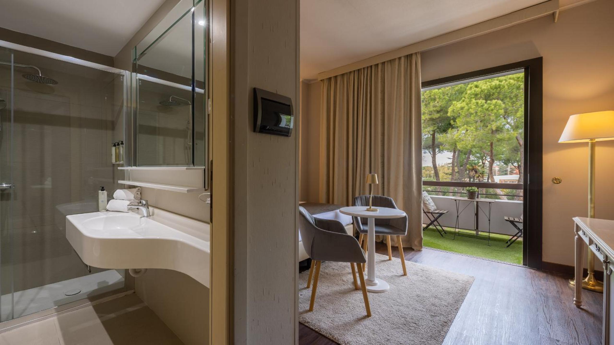 Deluxe Double Room with Spa Access and Pool View - Photo 11