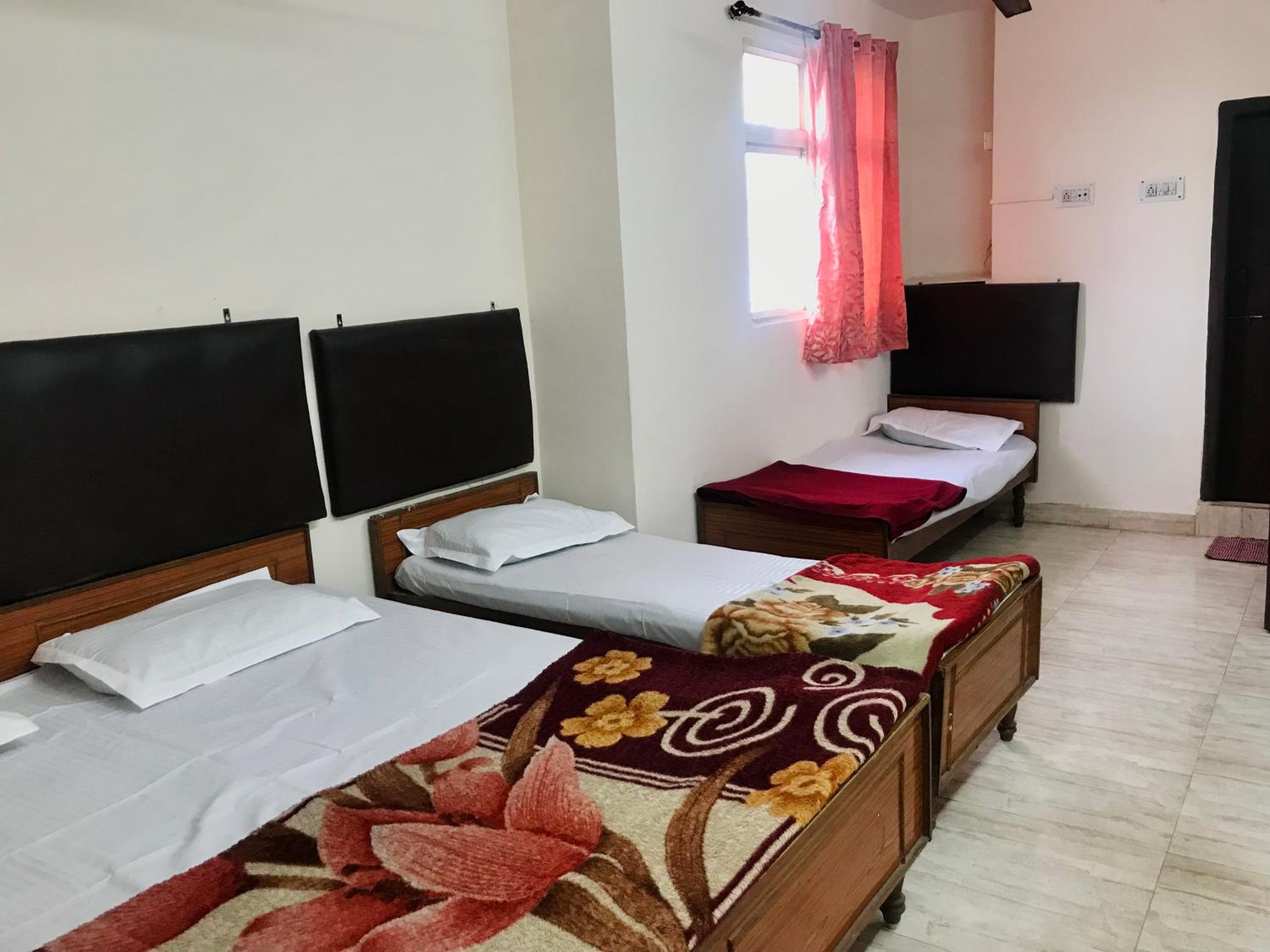 Quadruple Room with Private Bathroom