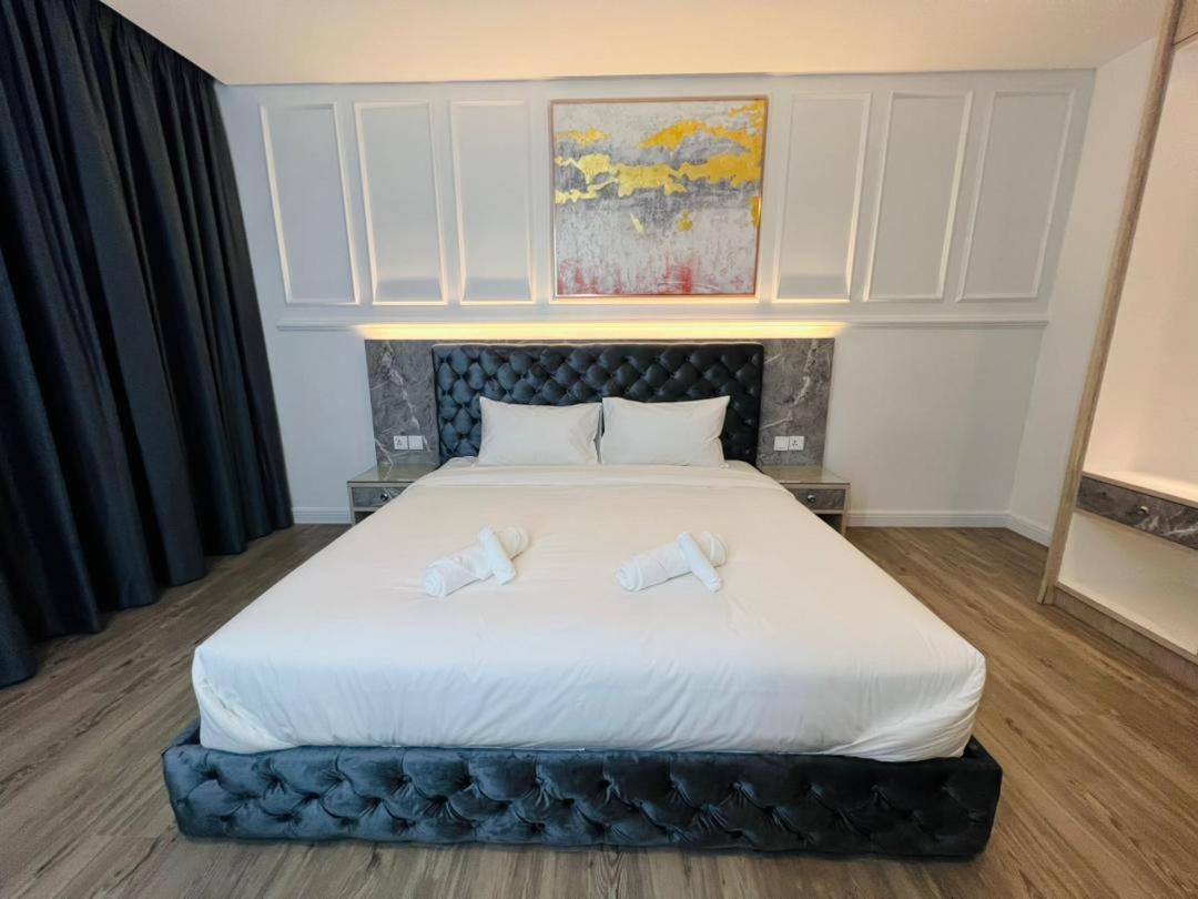 Deluxe King Room photo 2
