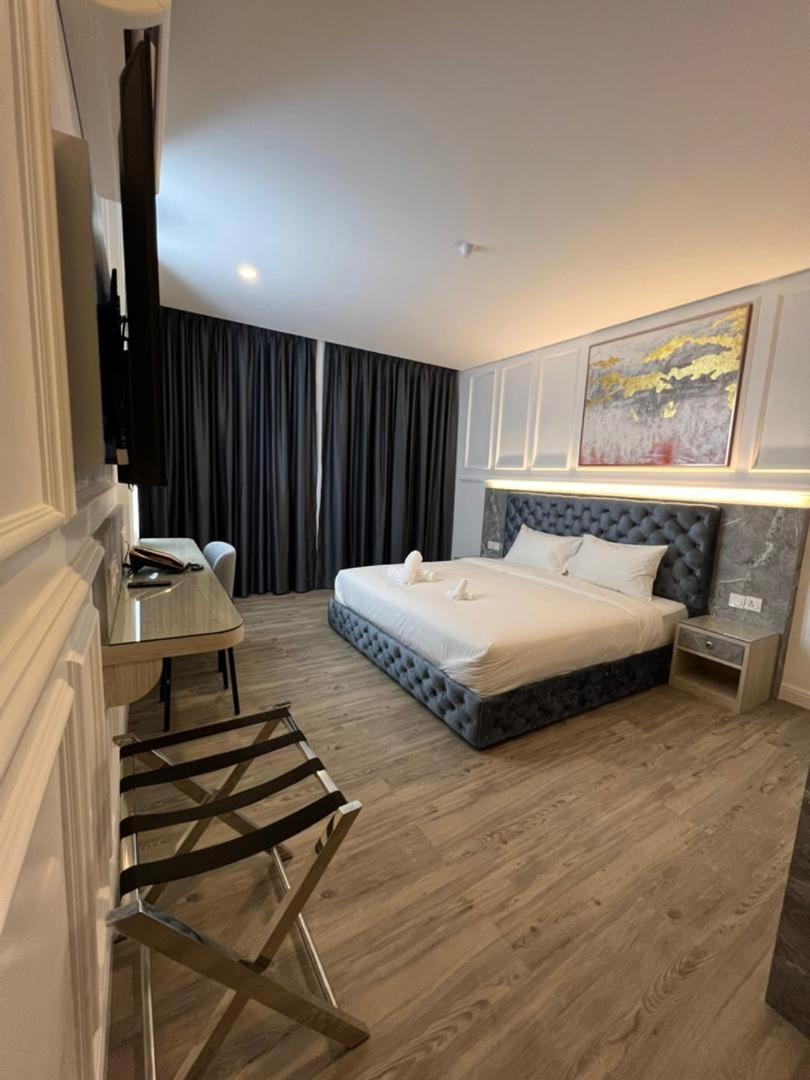 Deluxe King Room photo 3