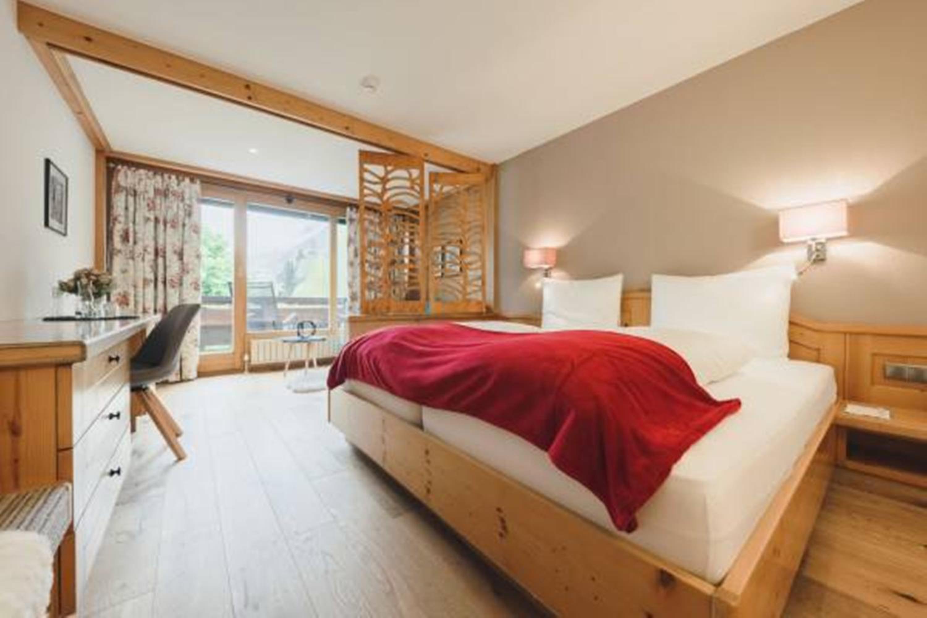 Deluxe Double Room with Balcony photo 3