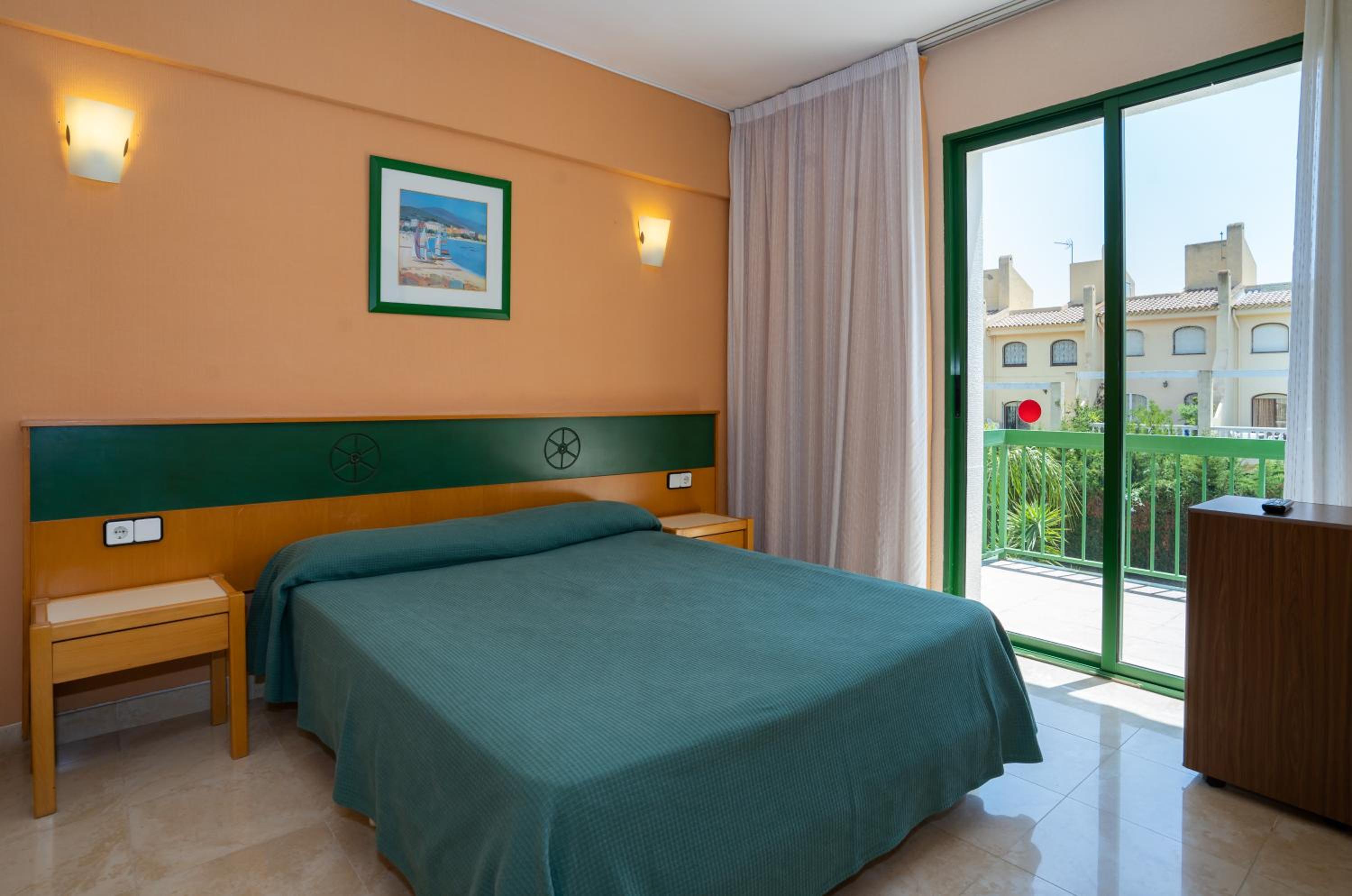 Quadruple Room (3 Adults + 1 Child) - Photo 4