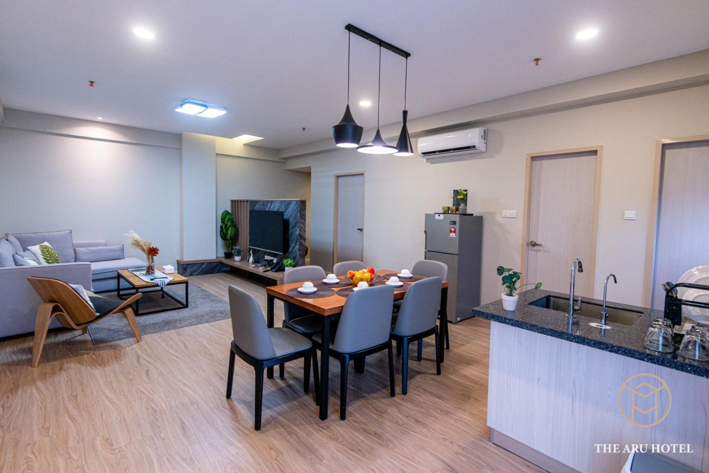 3-Bedroom Family Suites with City View - Photo 13