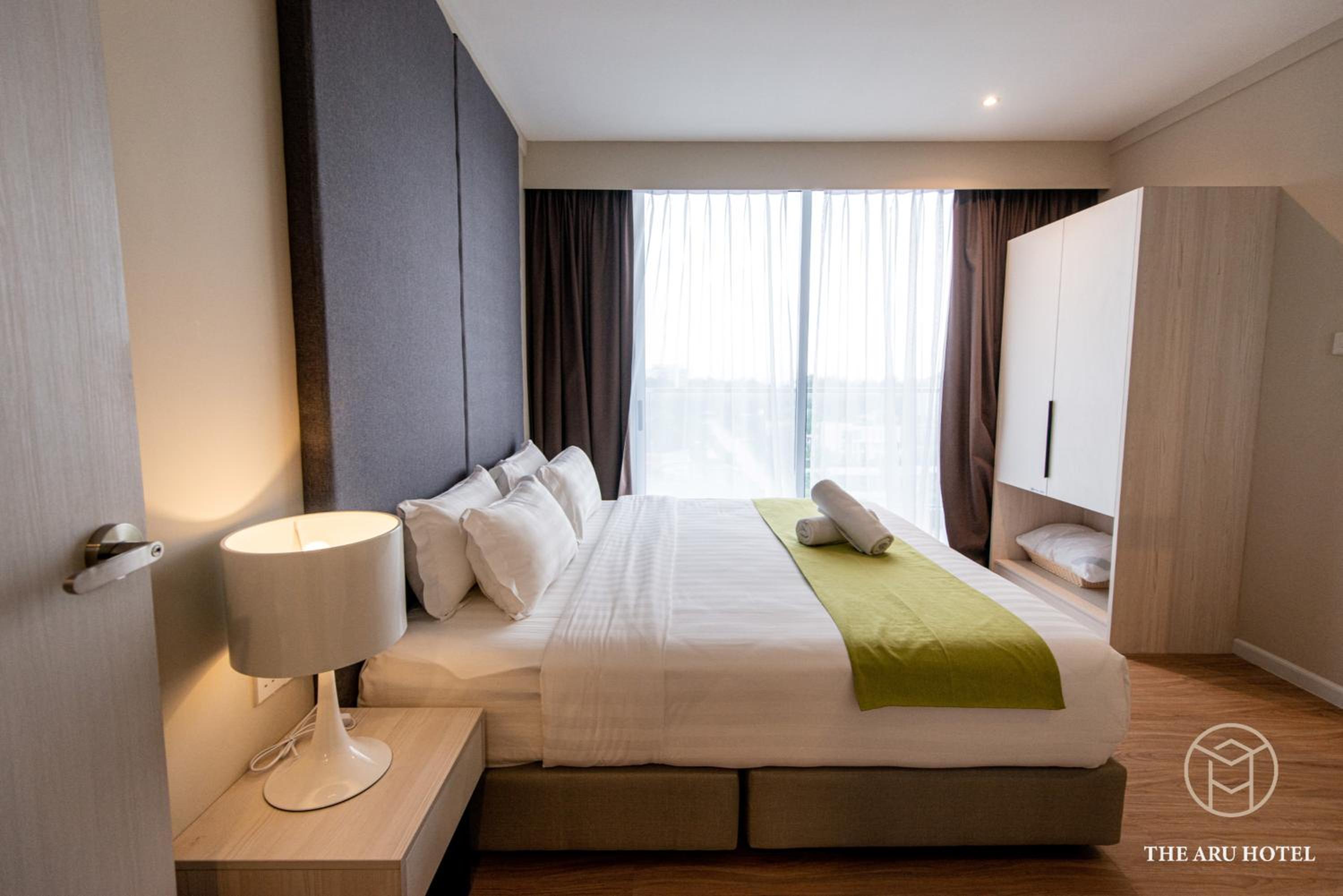 3-Bedroom Family Suites with City View - Photo 3