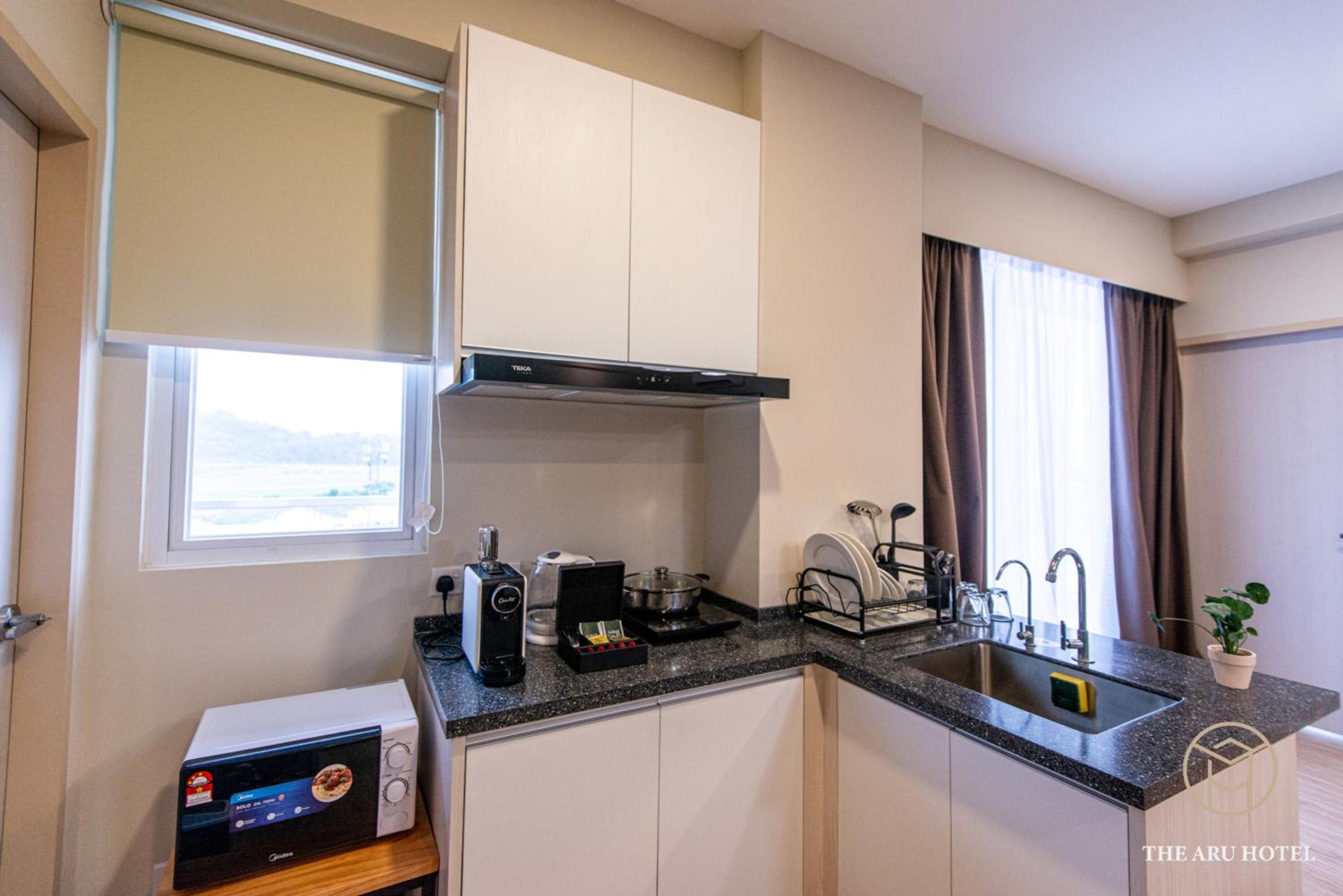 3-Bedroom Family Suites with City View - Photo 16