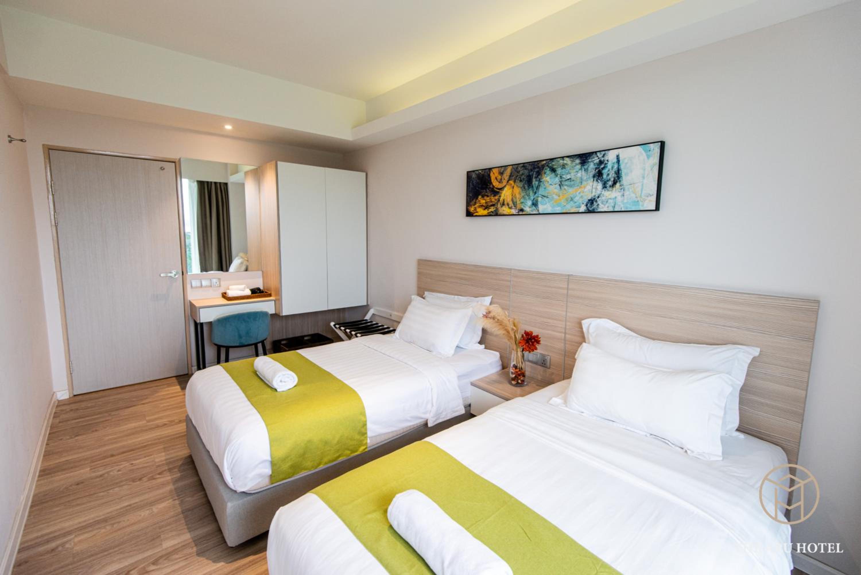 2-Bedroom Executive Suites with Airport View - Photo 4