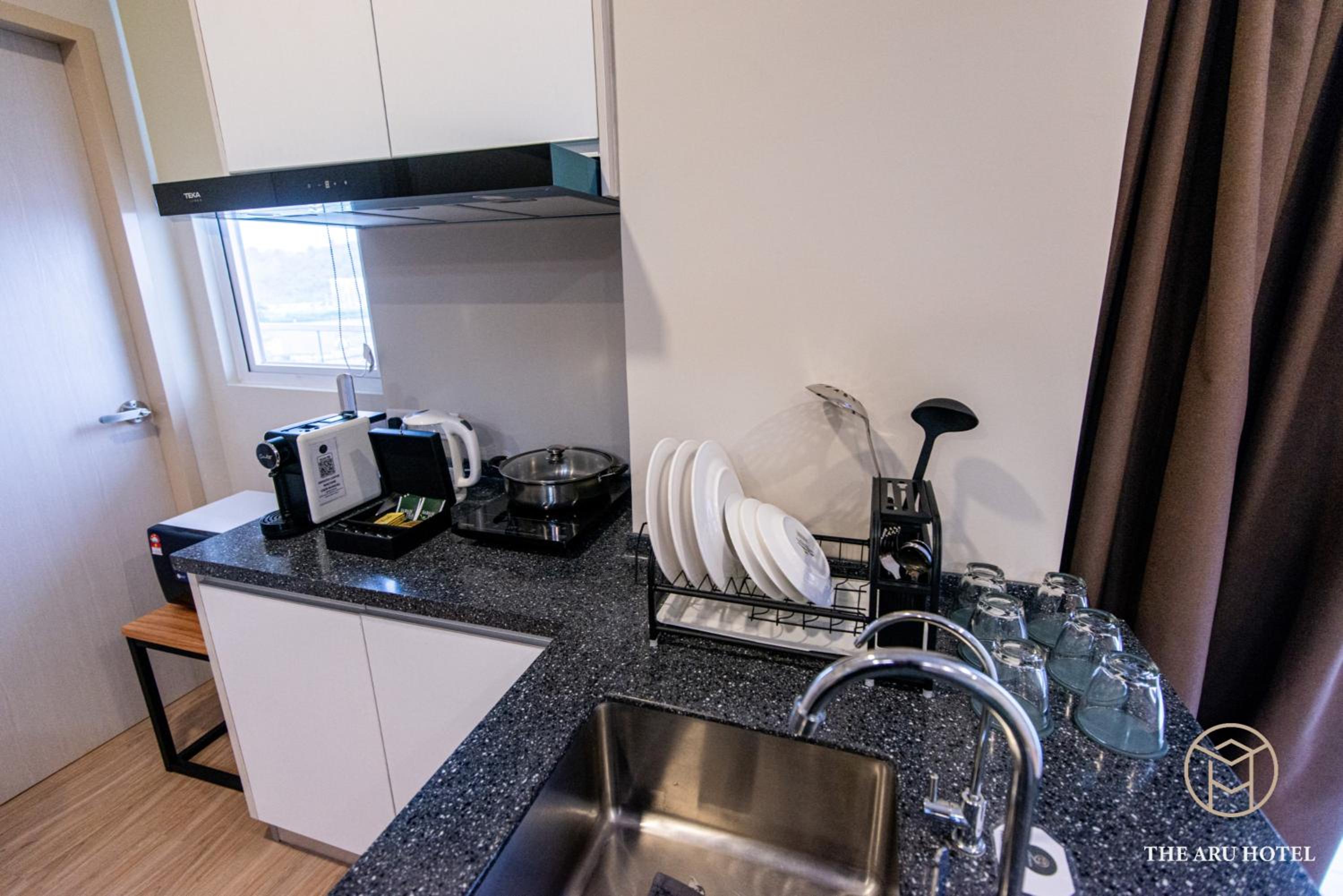 3-Bedroom Family Suites with City View - Photo 15
