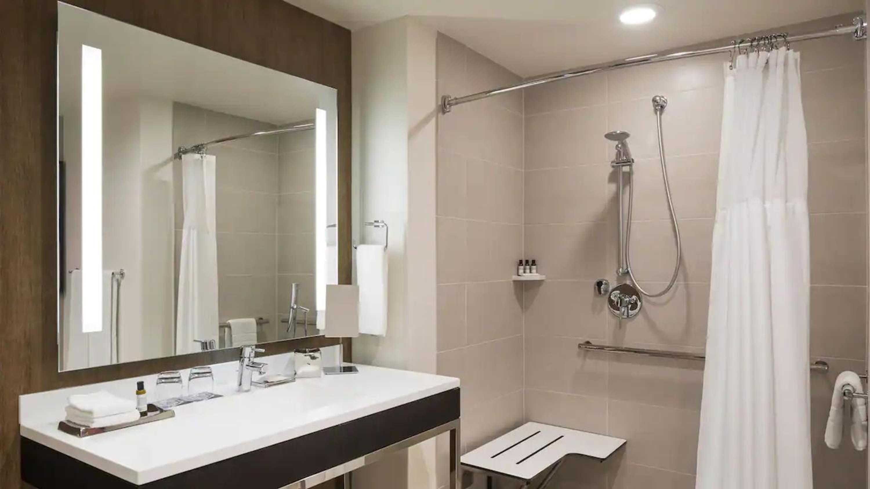 King Room with Accessible Shower photo 2