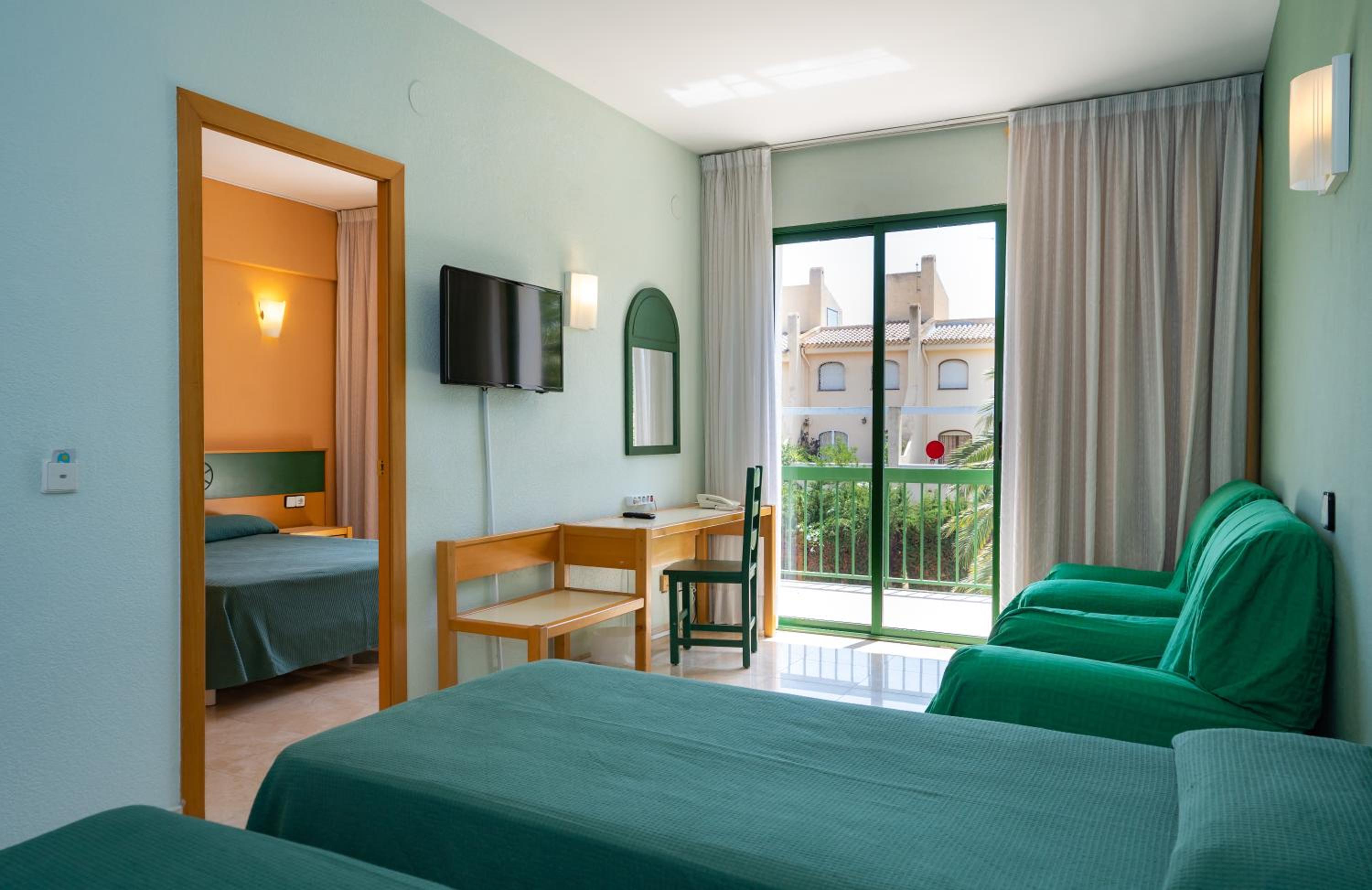 Quadruple Room (3 Adults + 1 Child) - Photo 1