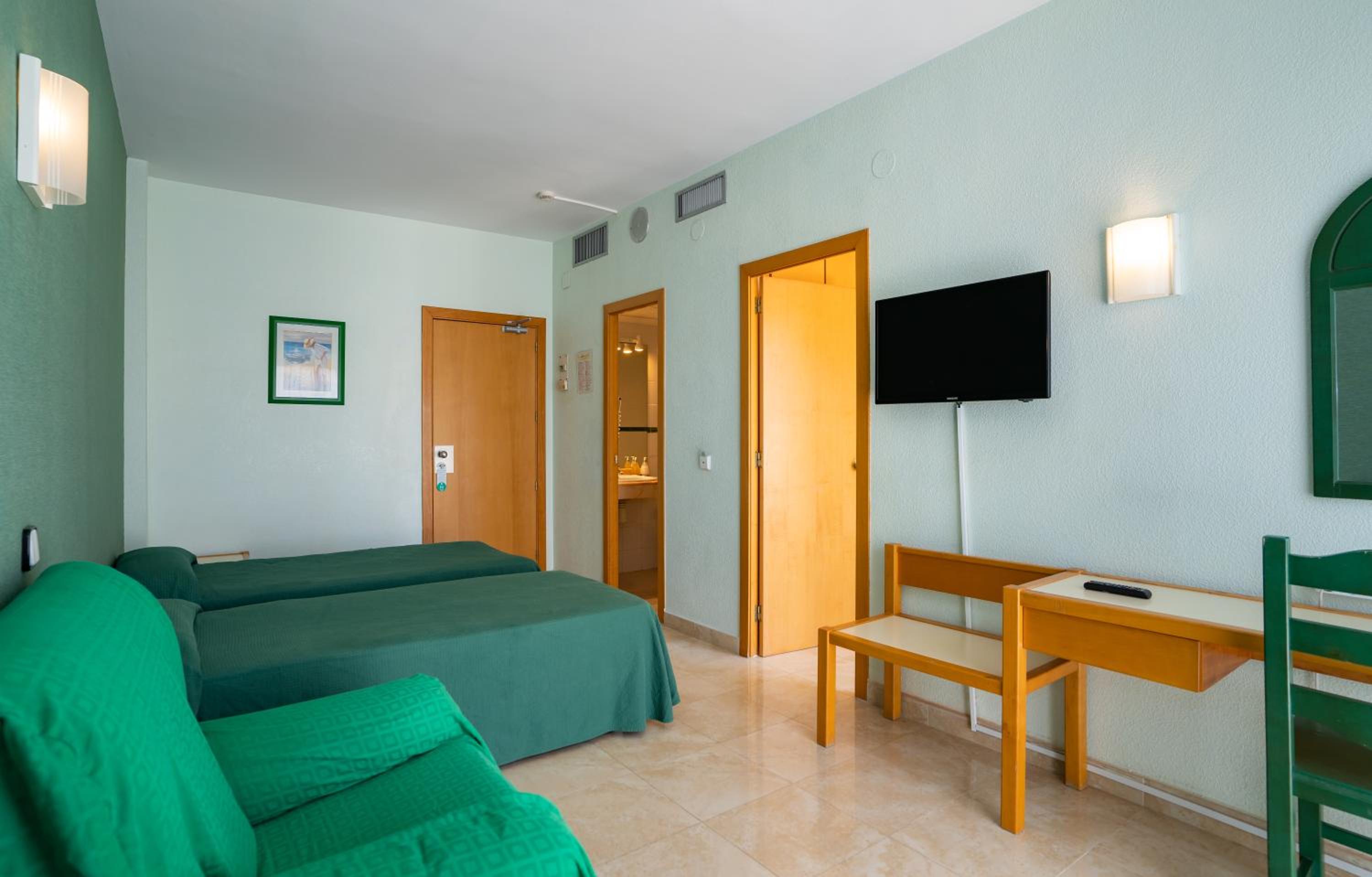 Quadruple Room (3 Adults + 1 Child) - Photo 3