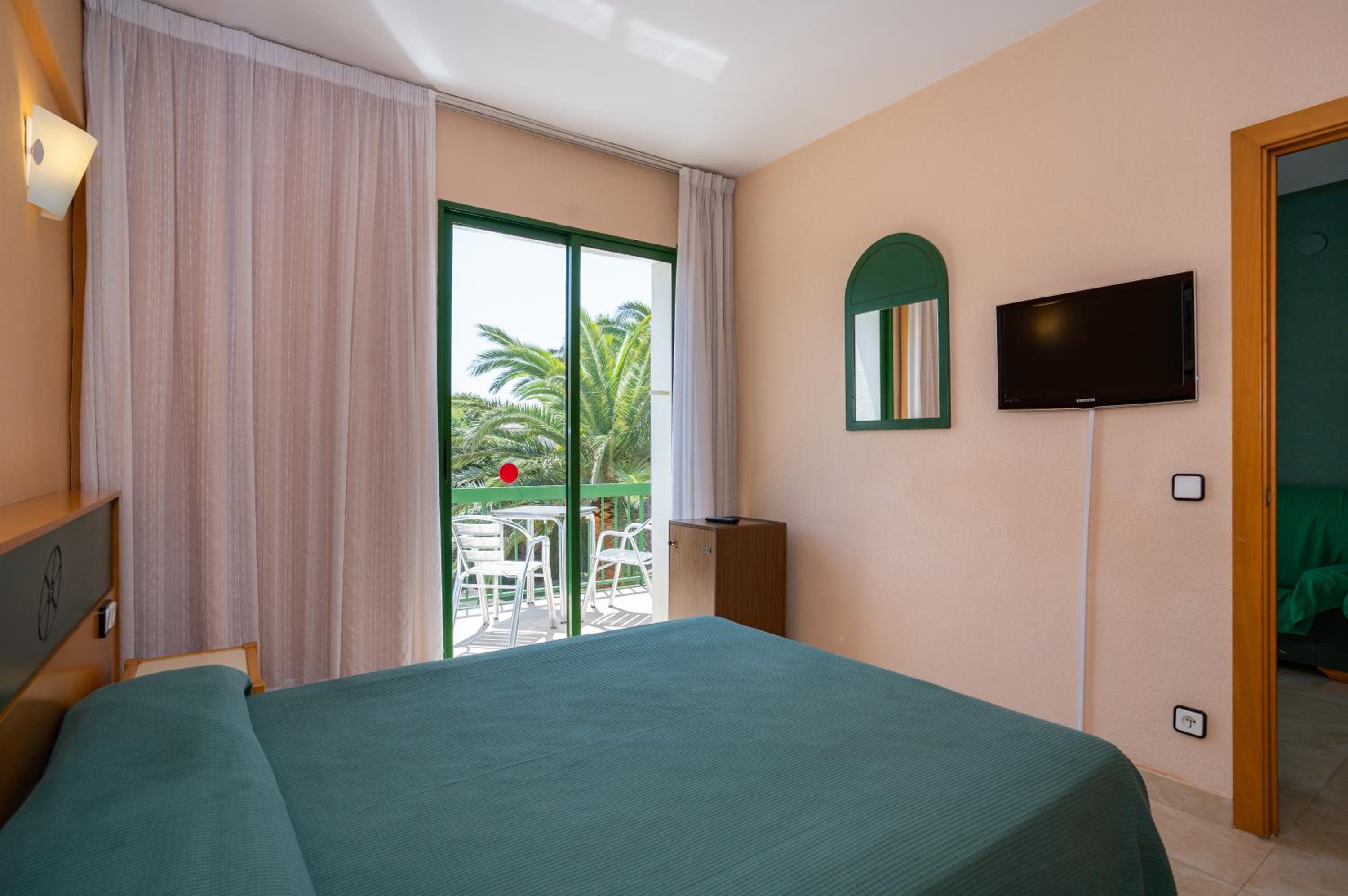 Quadruple Room (3 Adults + 1 Child) - Photo 2