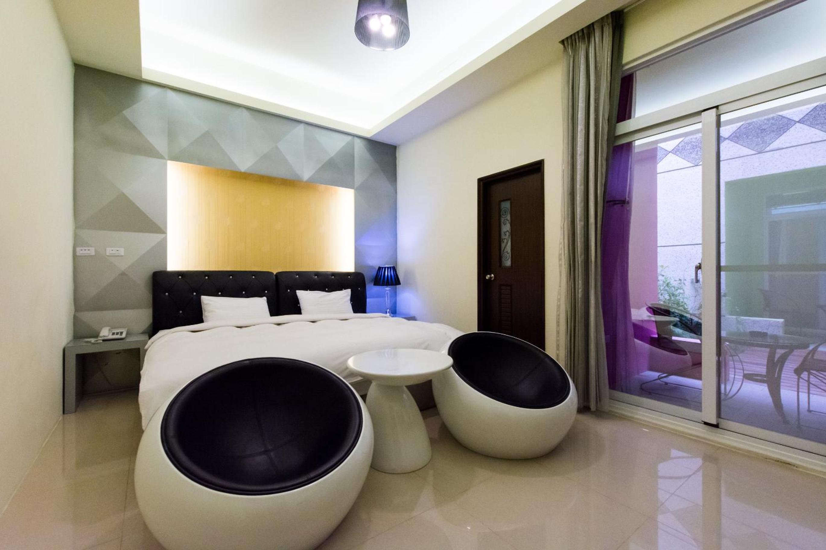 Queen Room with Balcony photo 1
