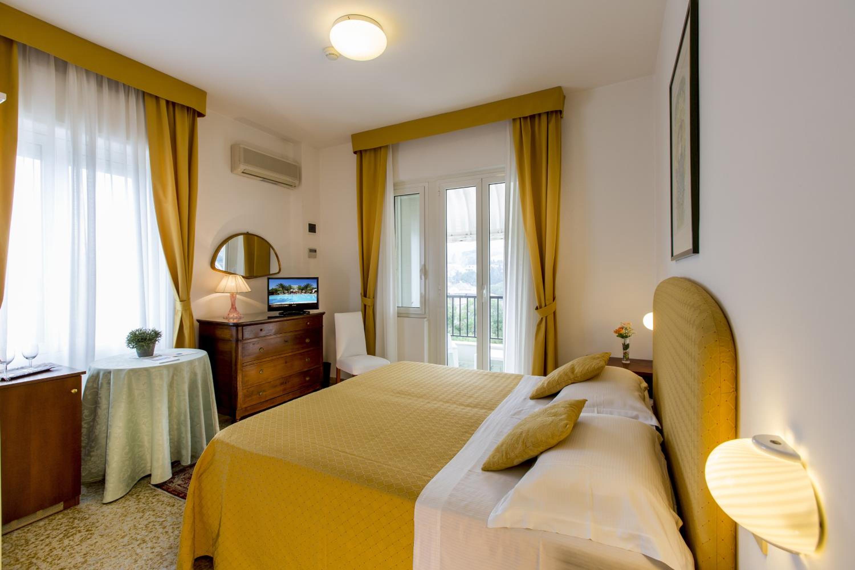 Classic Double or Twin Room with Balcony - Photo 1