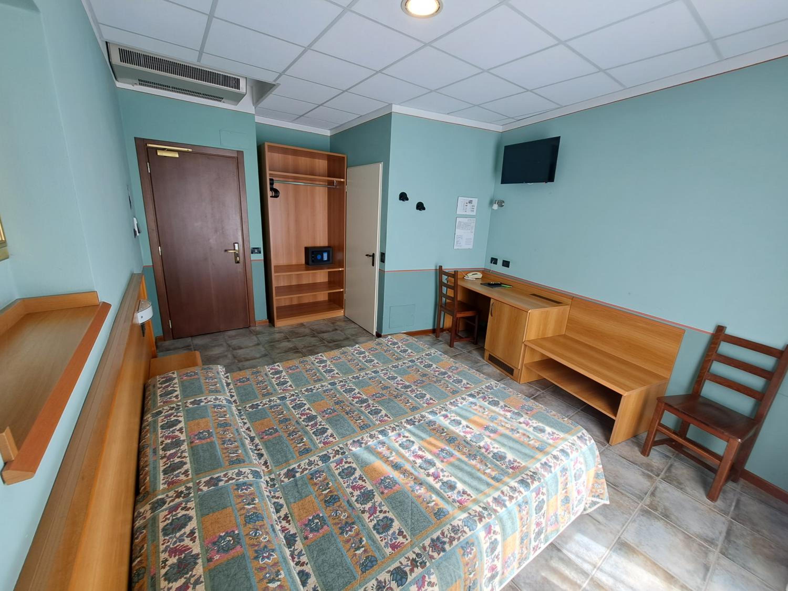 Double or Twin Room with Balcony - Photo 1