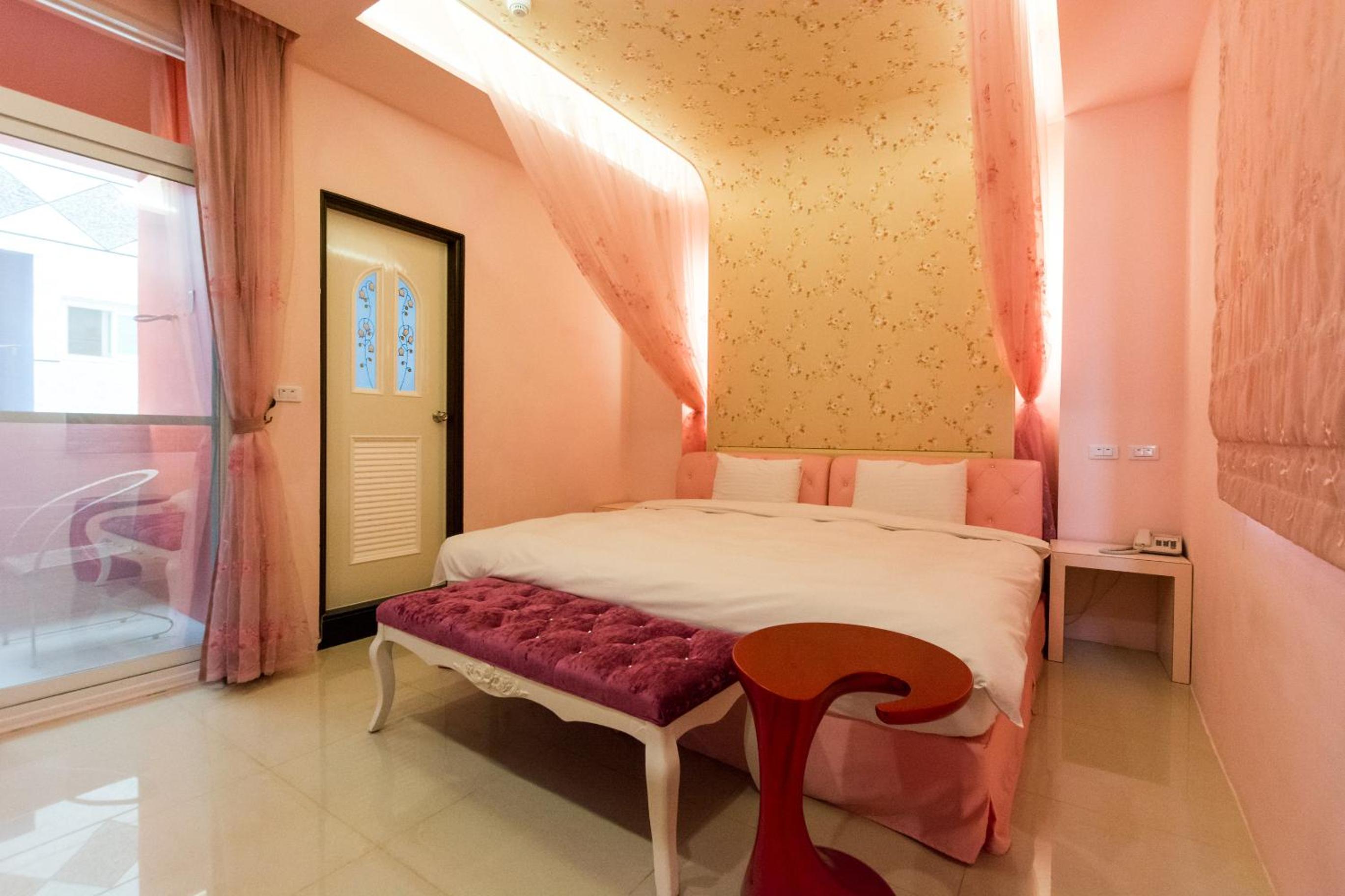 Queen Room with Balcony photo 3