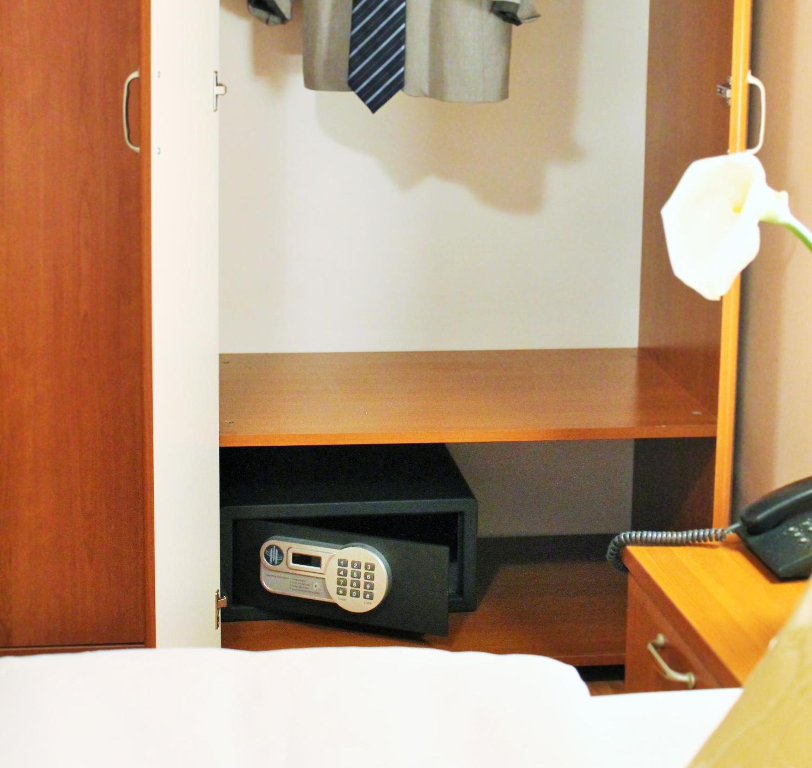 Double or Twin Room - Photo 3