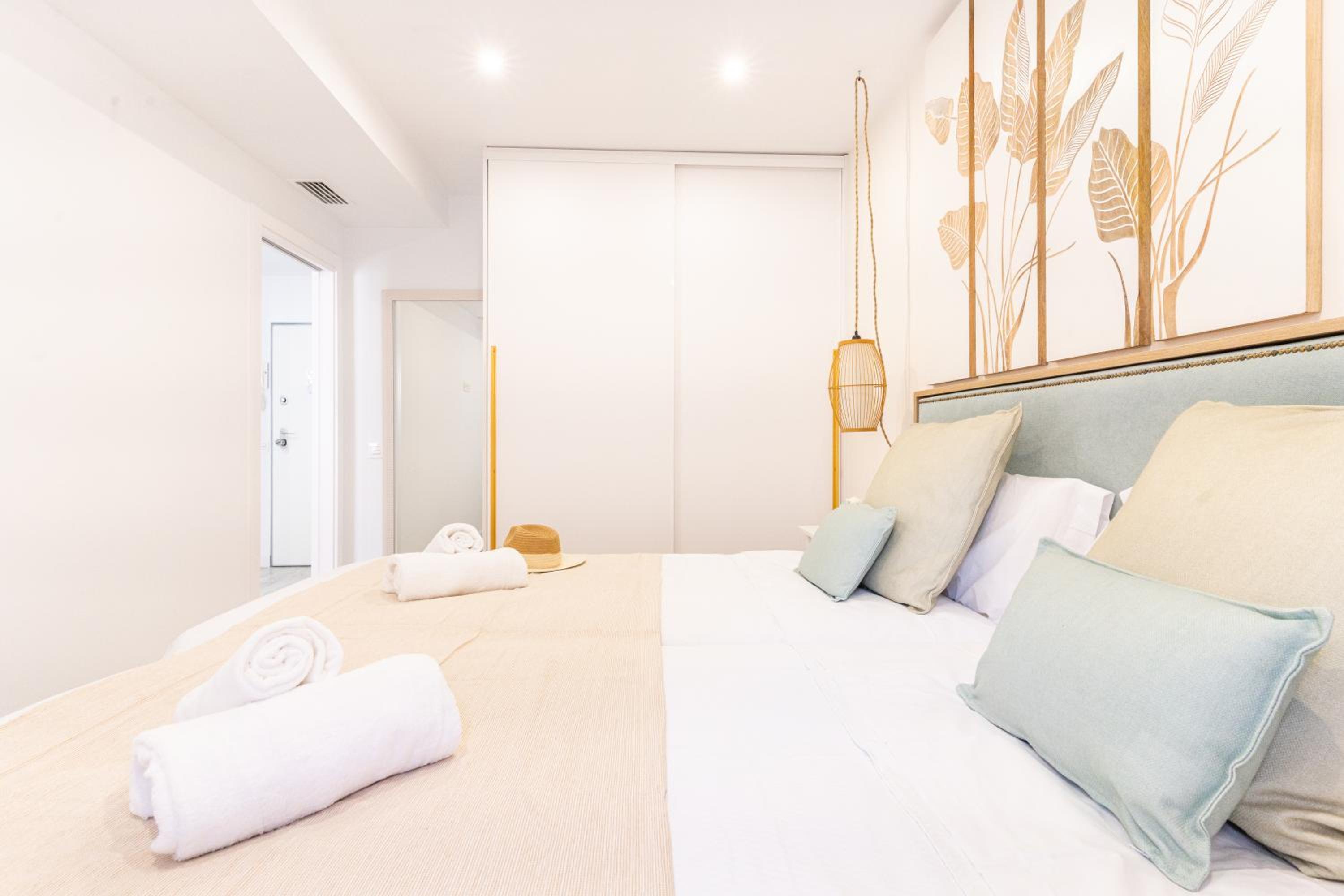  One-Bedroom Apartment with Street view photo 3