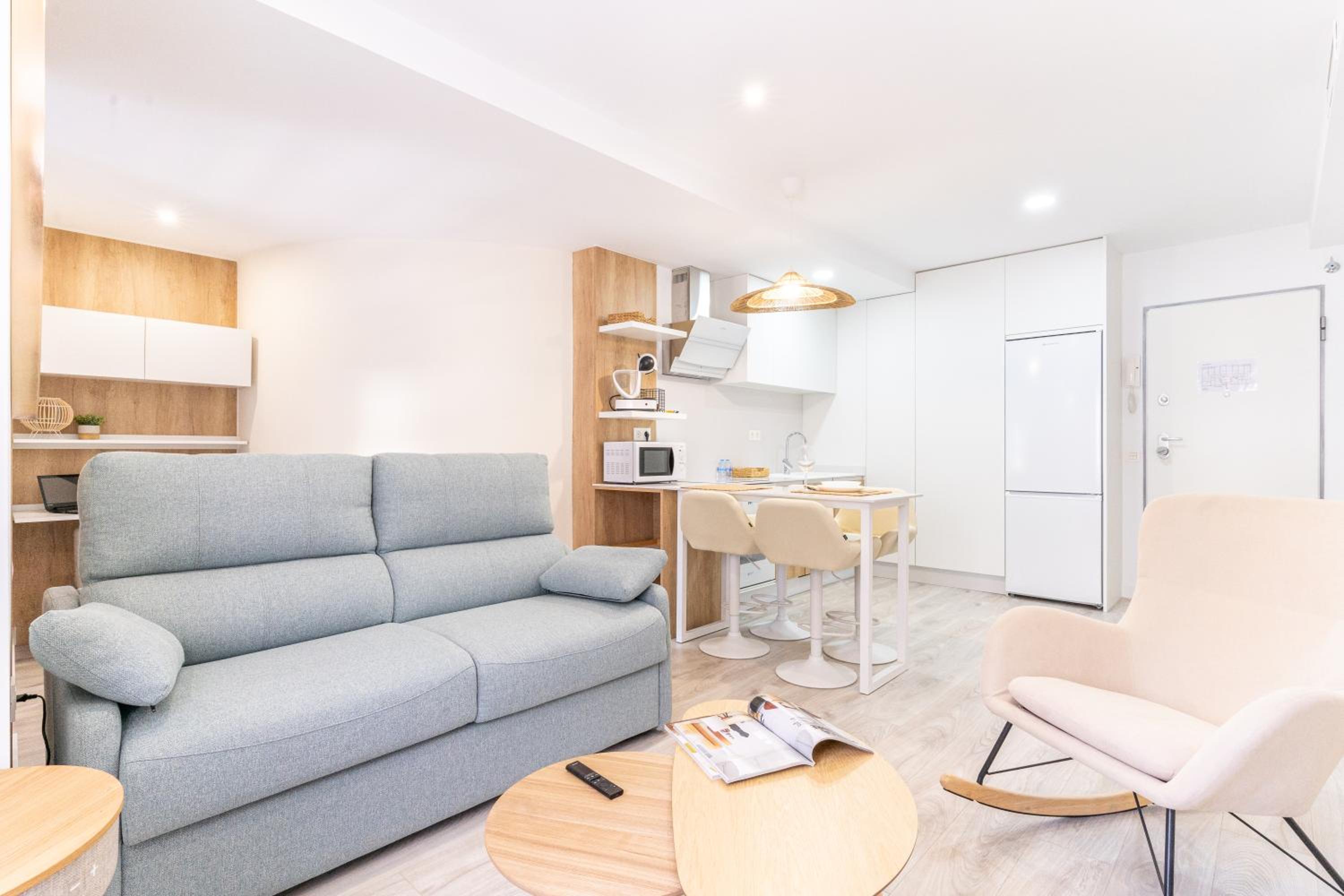  One-Bedroom Apartment with Street view photo 2