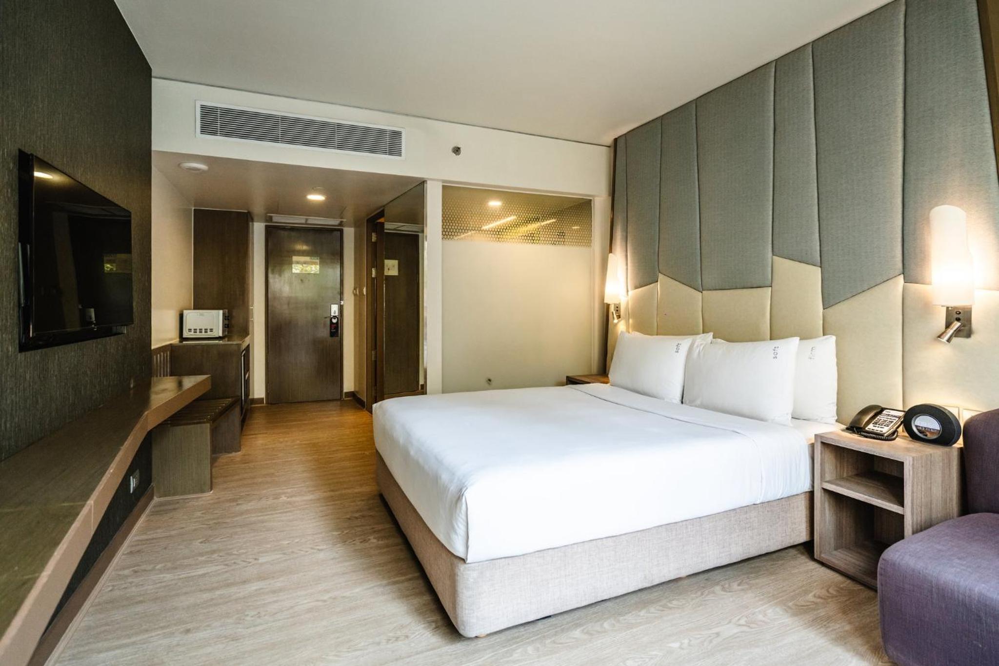 Standard Queen Room with Balcony and Free Breakfast - Accessible photo 2