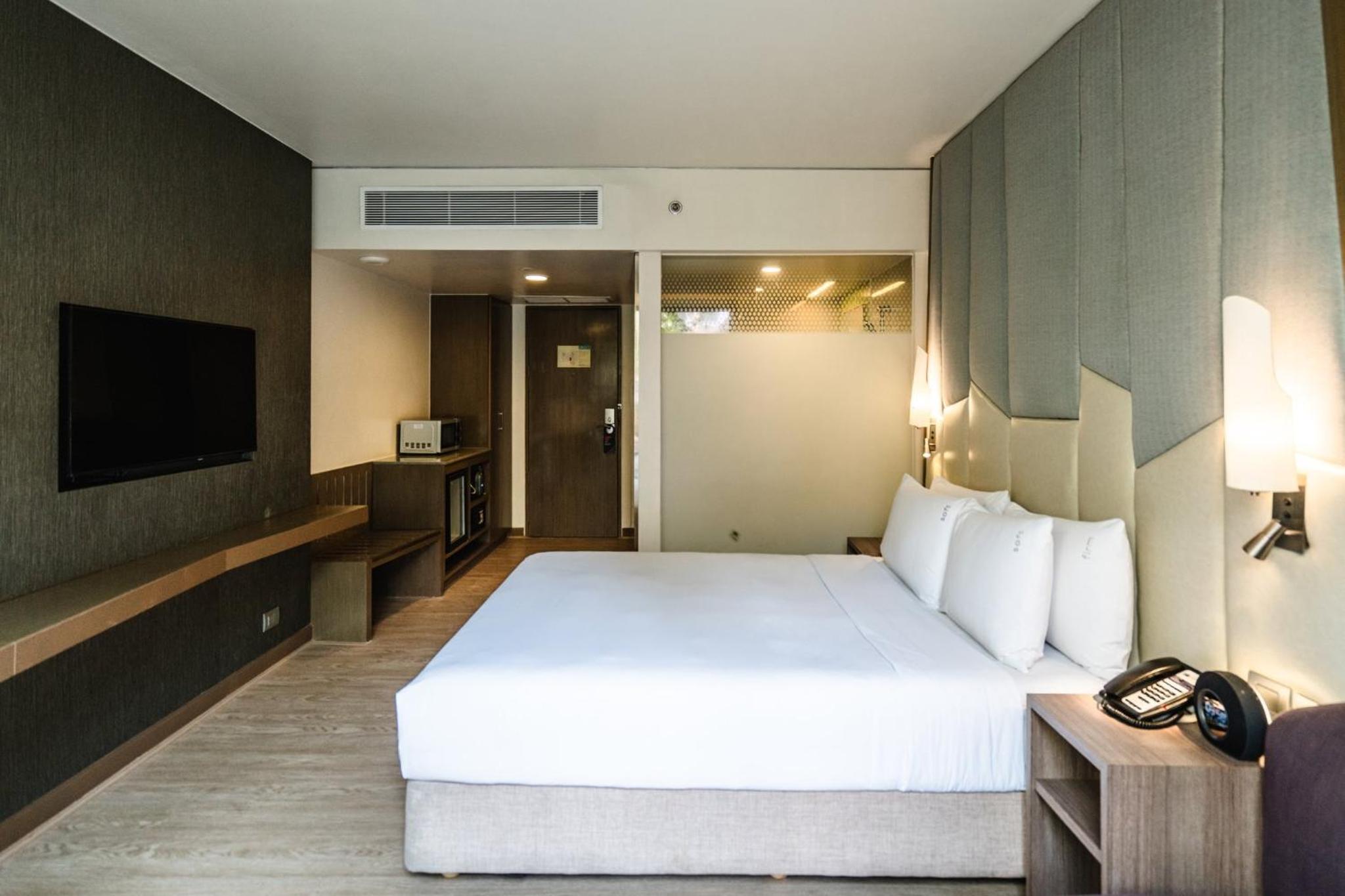 Standard Queen Room with Balcony and Free Breakfast - Accessible photo 3