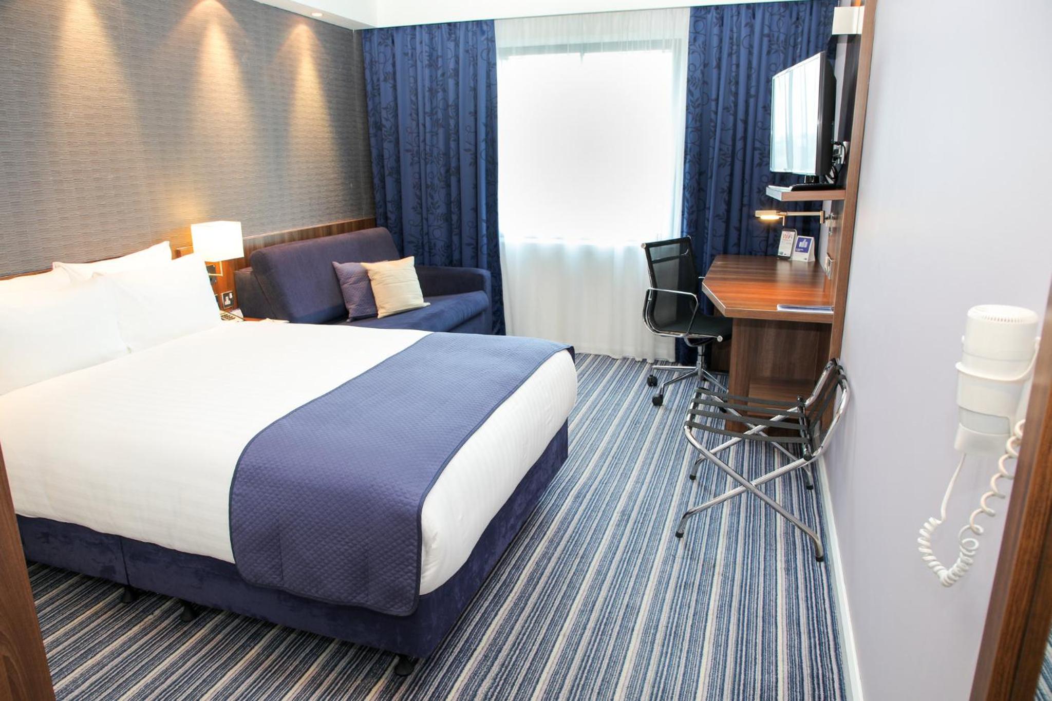 Standard Double Room with Sofa Bed and Free Hot Breakfast - Photo 12
