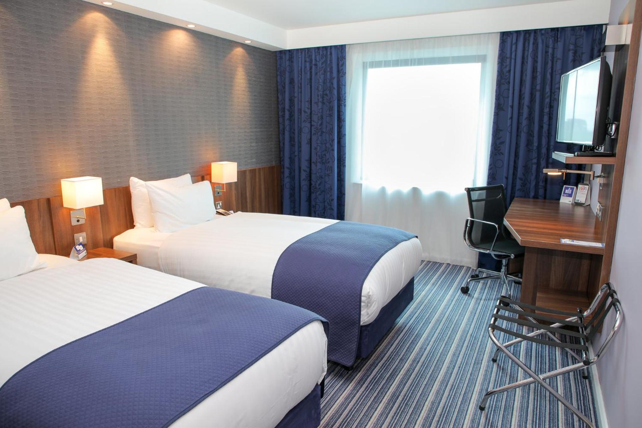 Standard Twin Room with Free Hot Breakfast - Photo 5