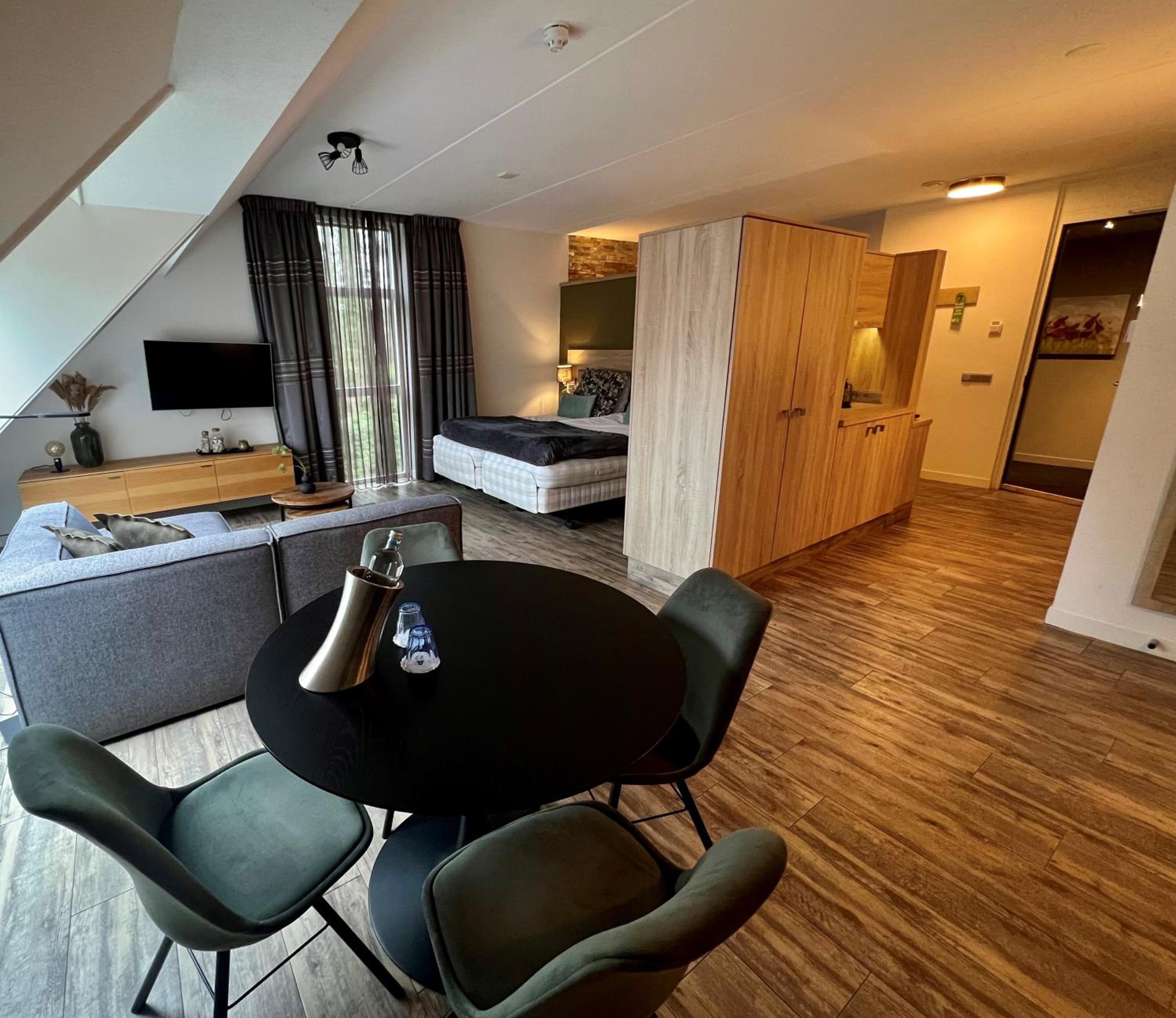 Suite - Photo 13