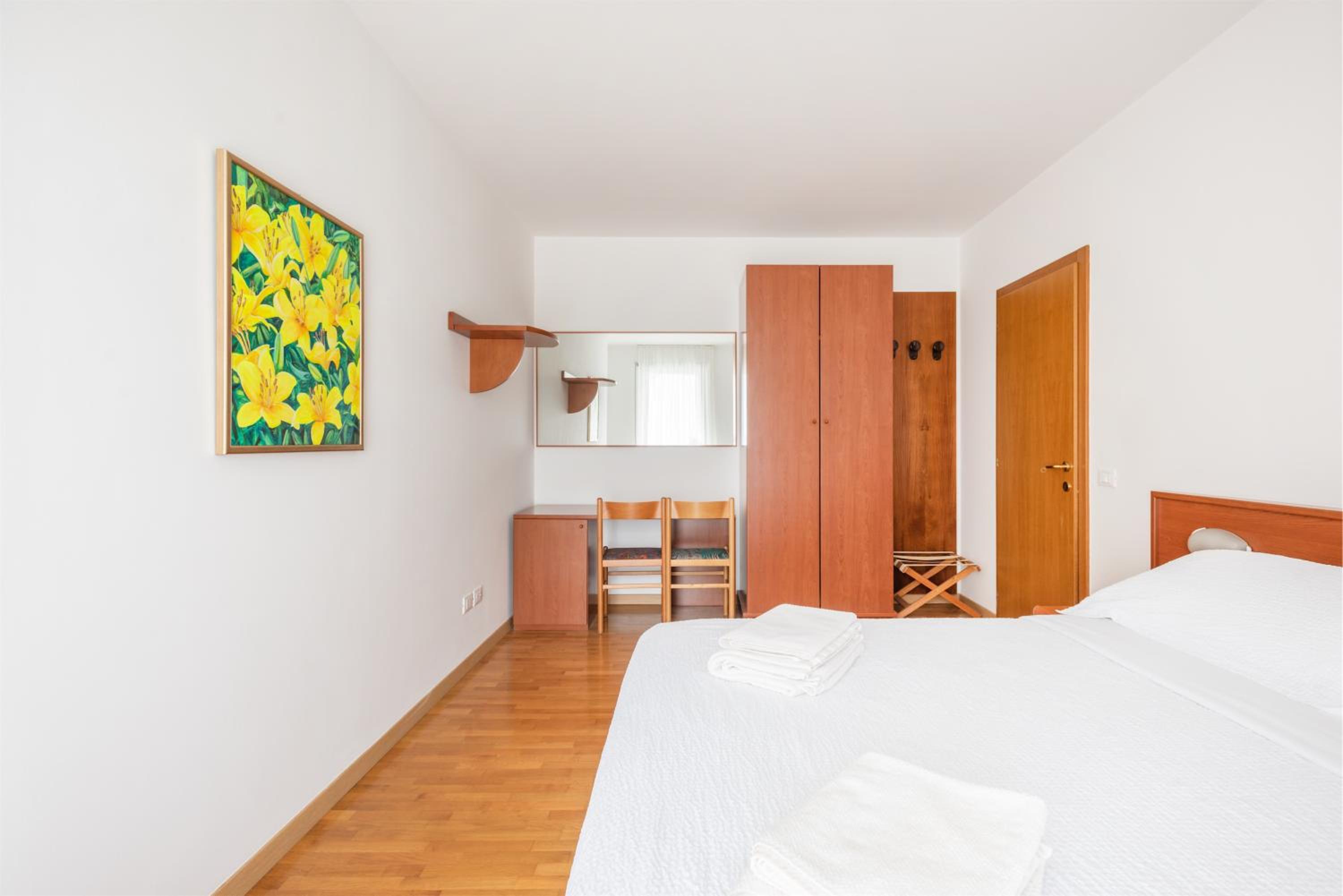 Three-Bedroom Apartment with Lake View photo 3