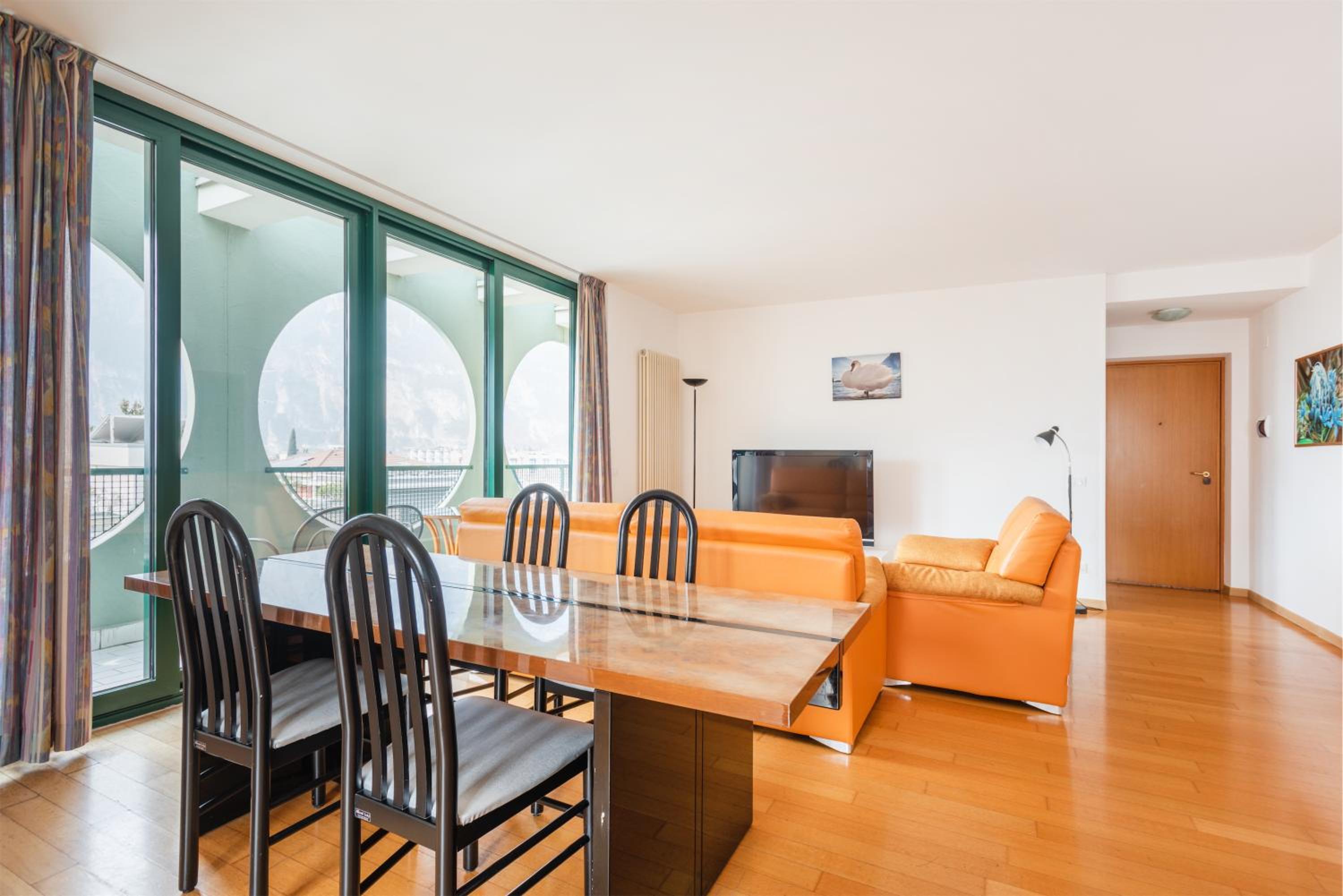 Three-Bedroom Apartment with Lake View photo 2
