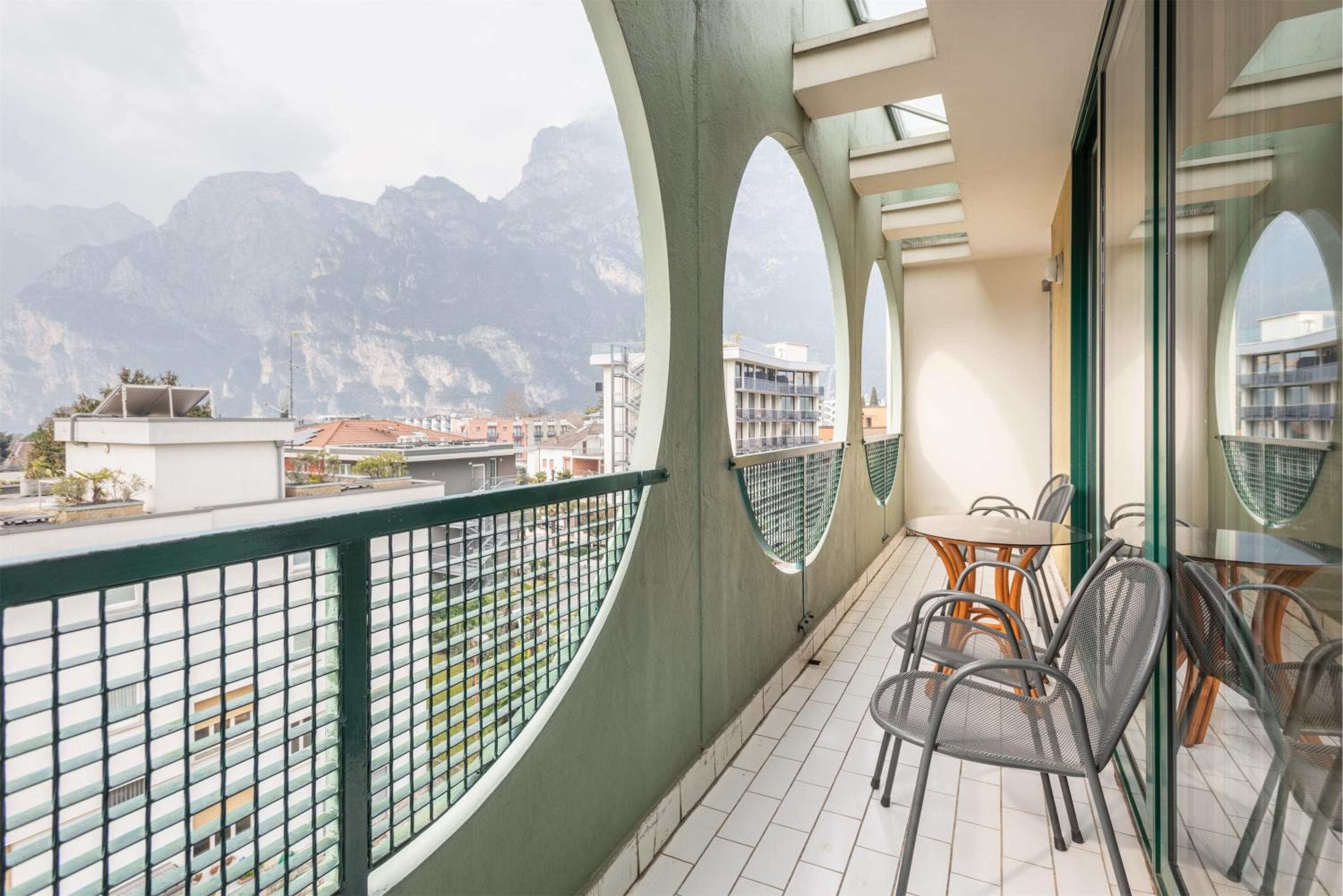 Three-Bedroom Apartment with Lake View photo 3