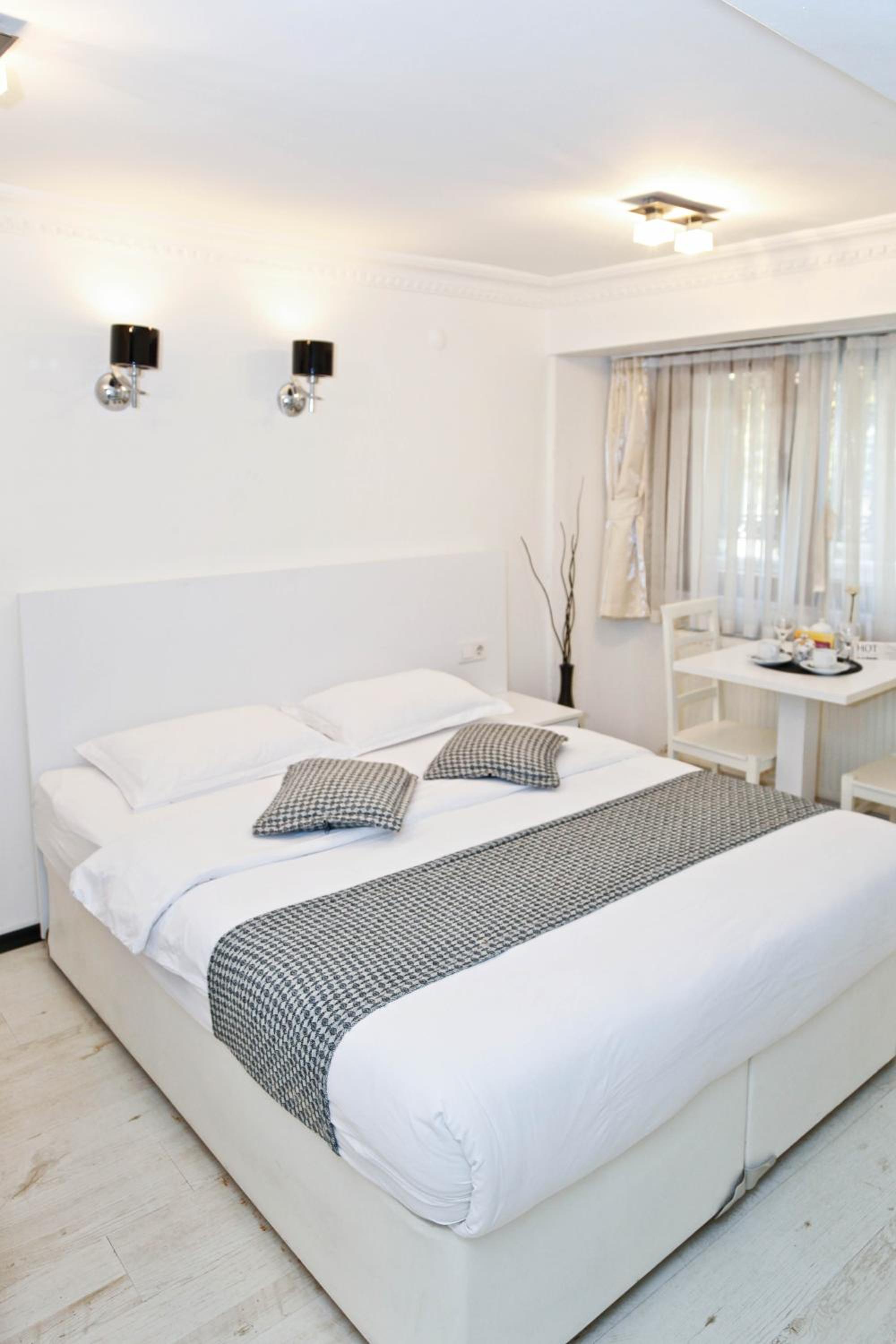 Small Double or Twin Room photo 2